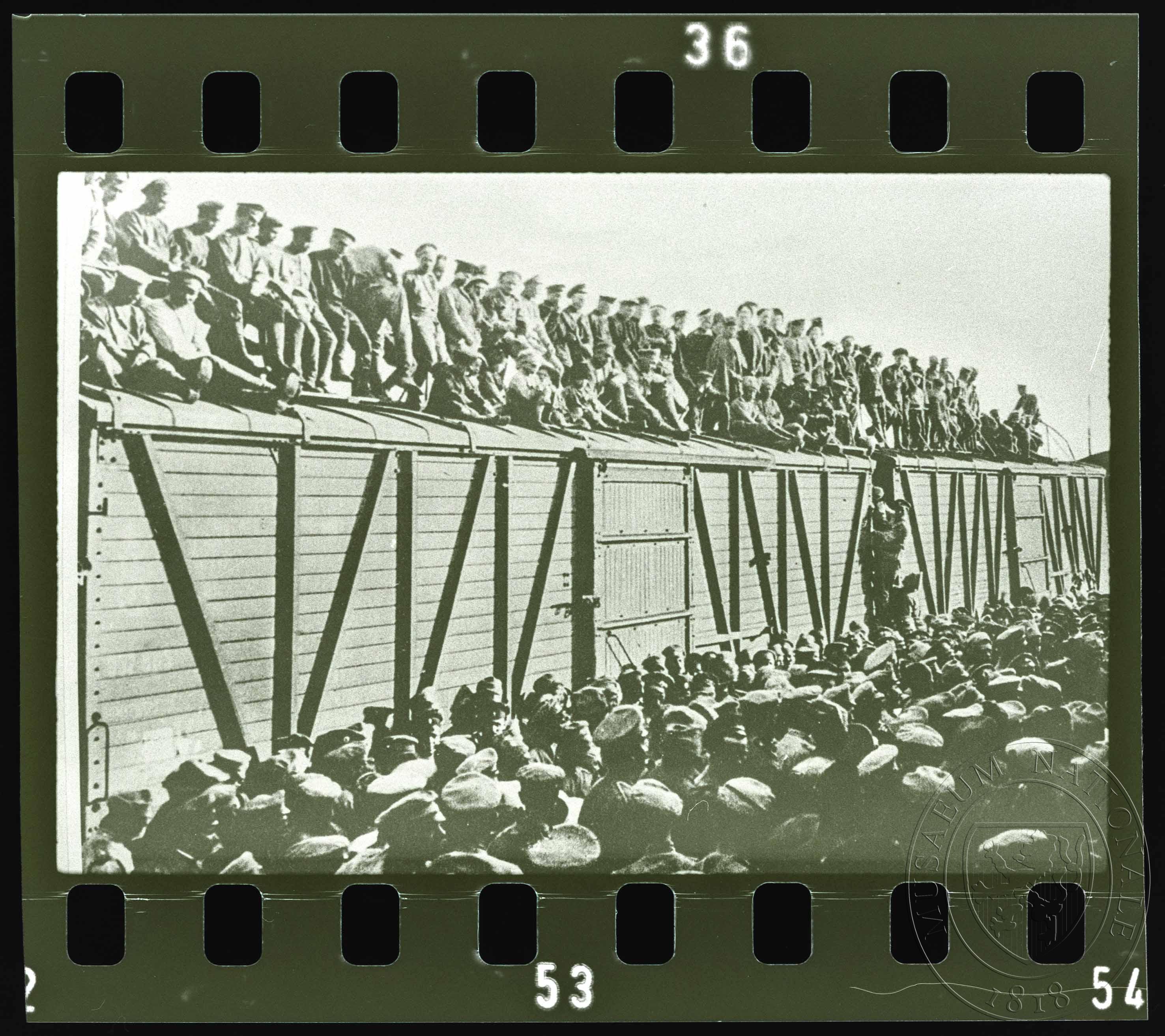 Náhledový obrázek Fotografie, transport vojáků nákladními vozy - 1