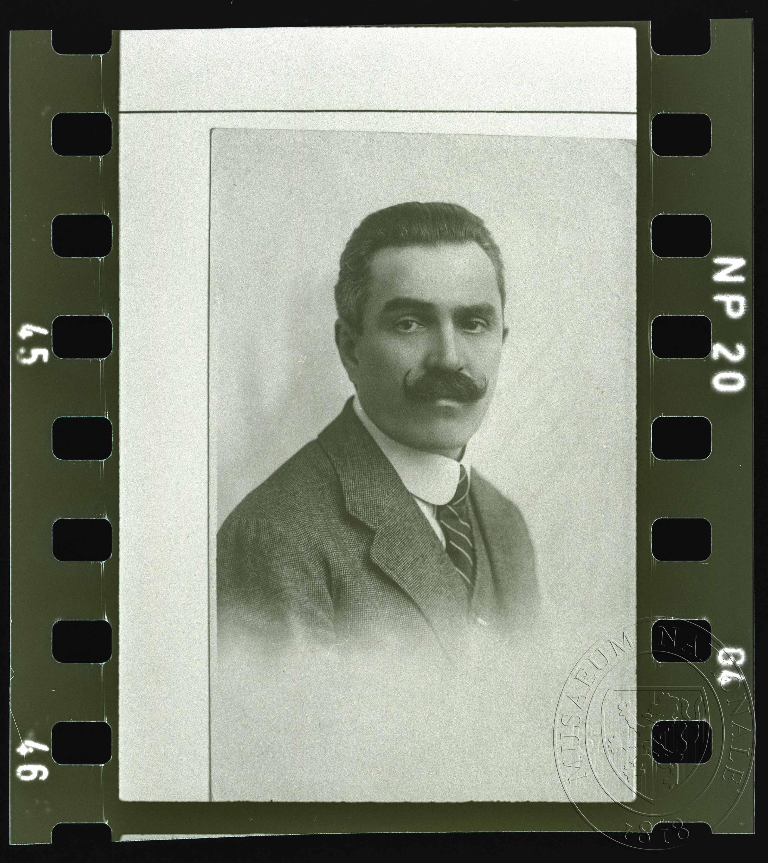 Náhledový obrázek Fotografie, muž s knírem - 1