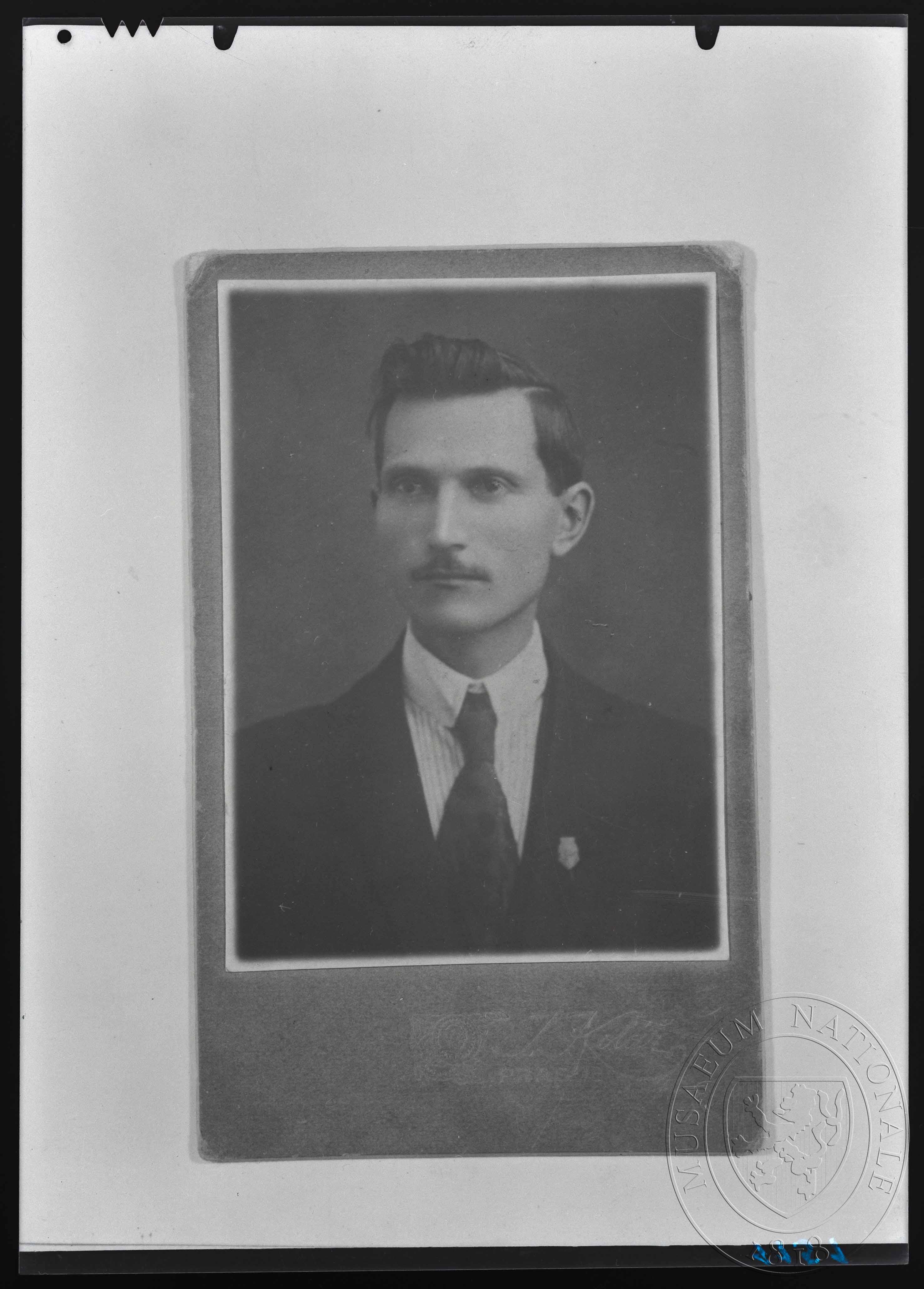 Náhledový obrázek Fotografie, muž s knírem v kravatě - 1
