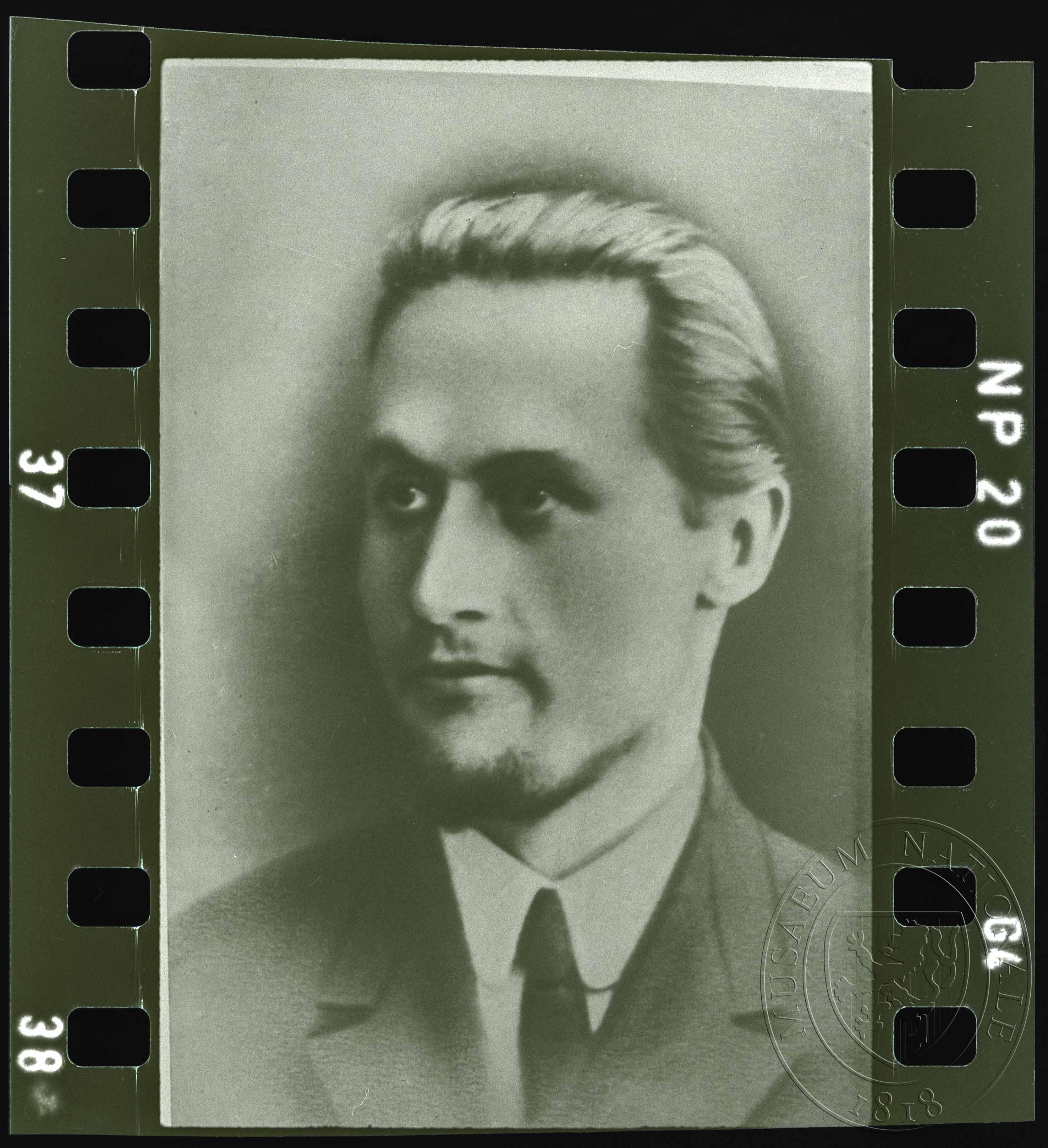 Náhledový obrázek Fotografie, muž s knírem v kravatě - 1