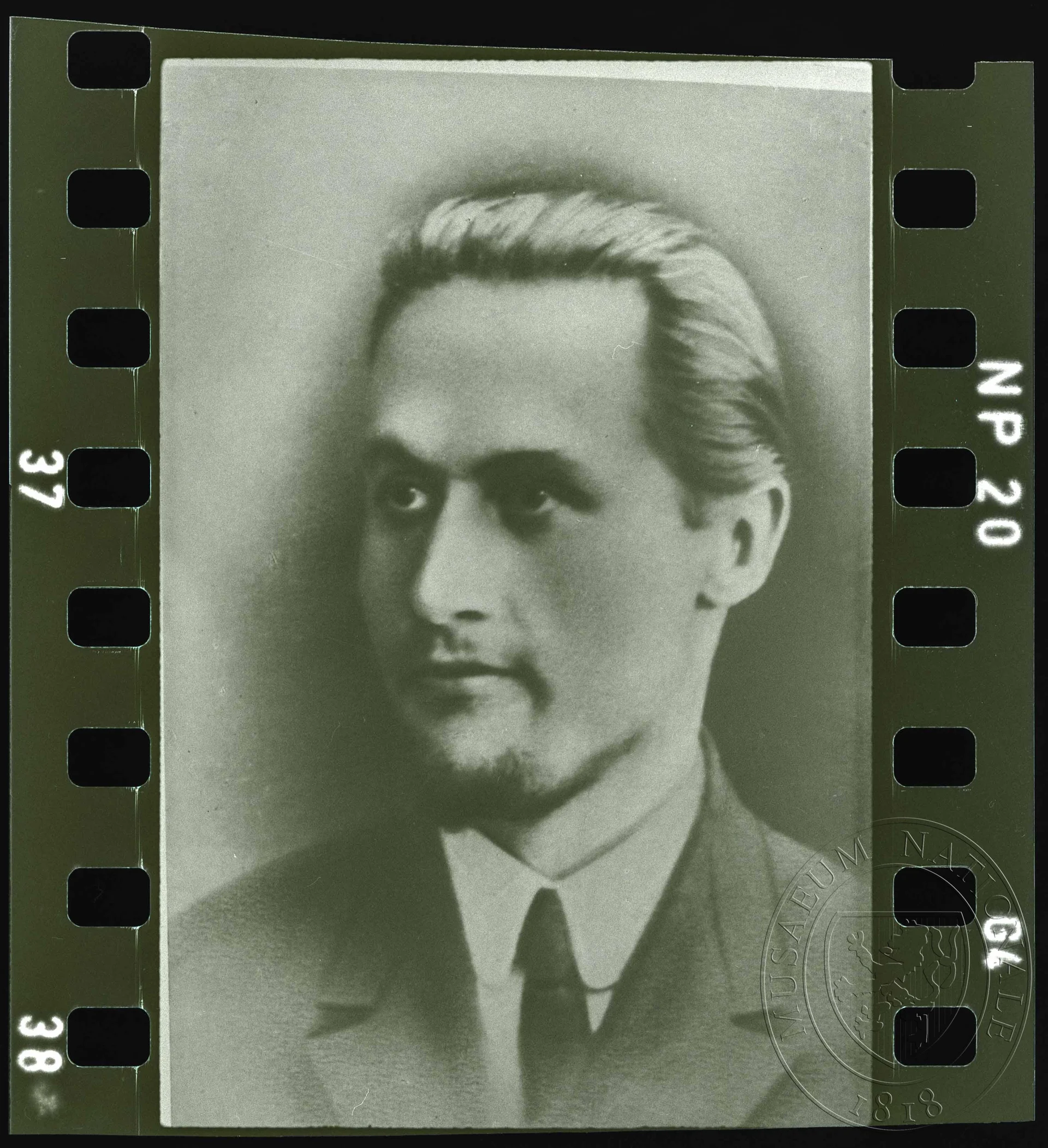 Obrázek Fotografie, muž s knírem v kravatě
