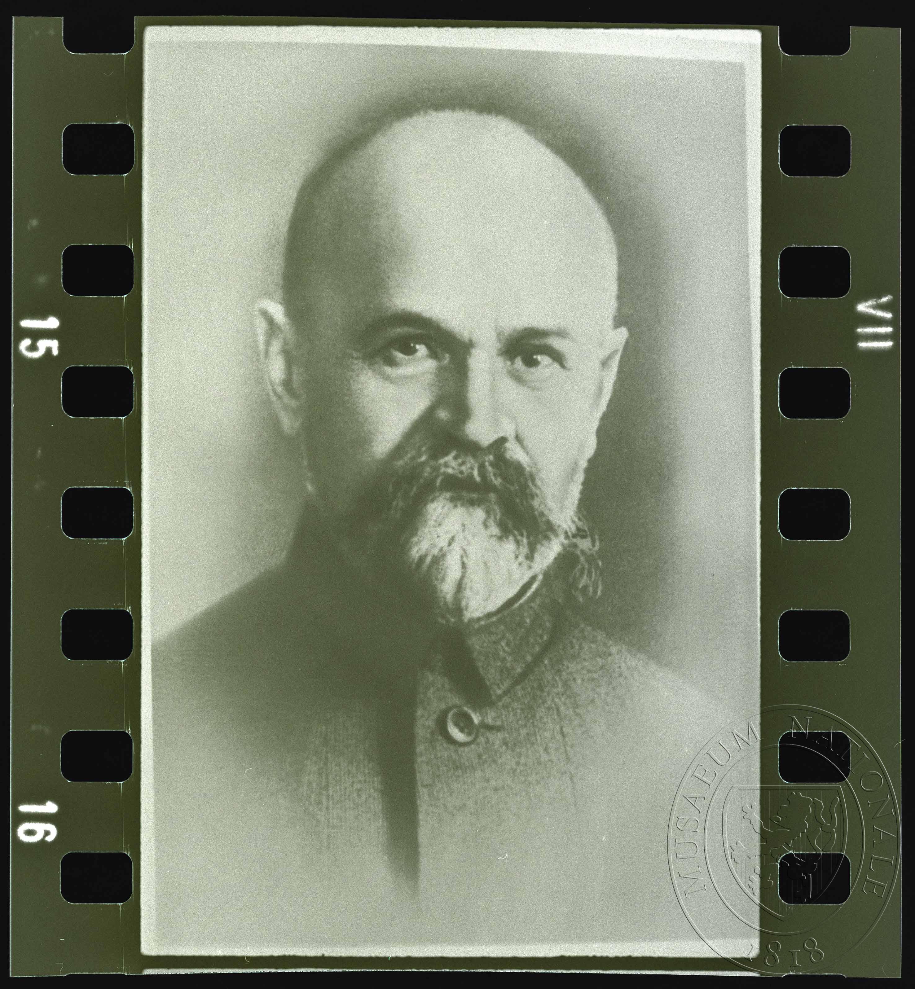 Náhledový obrázek Fotografie, muž s kozí bradou a pleší - 1