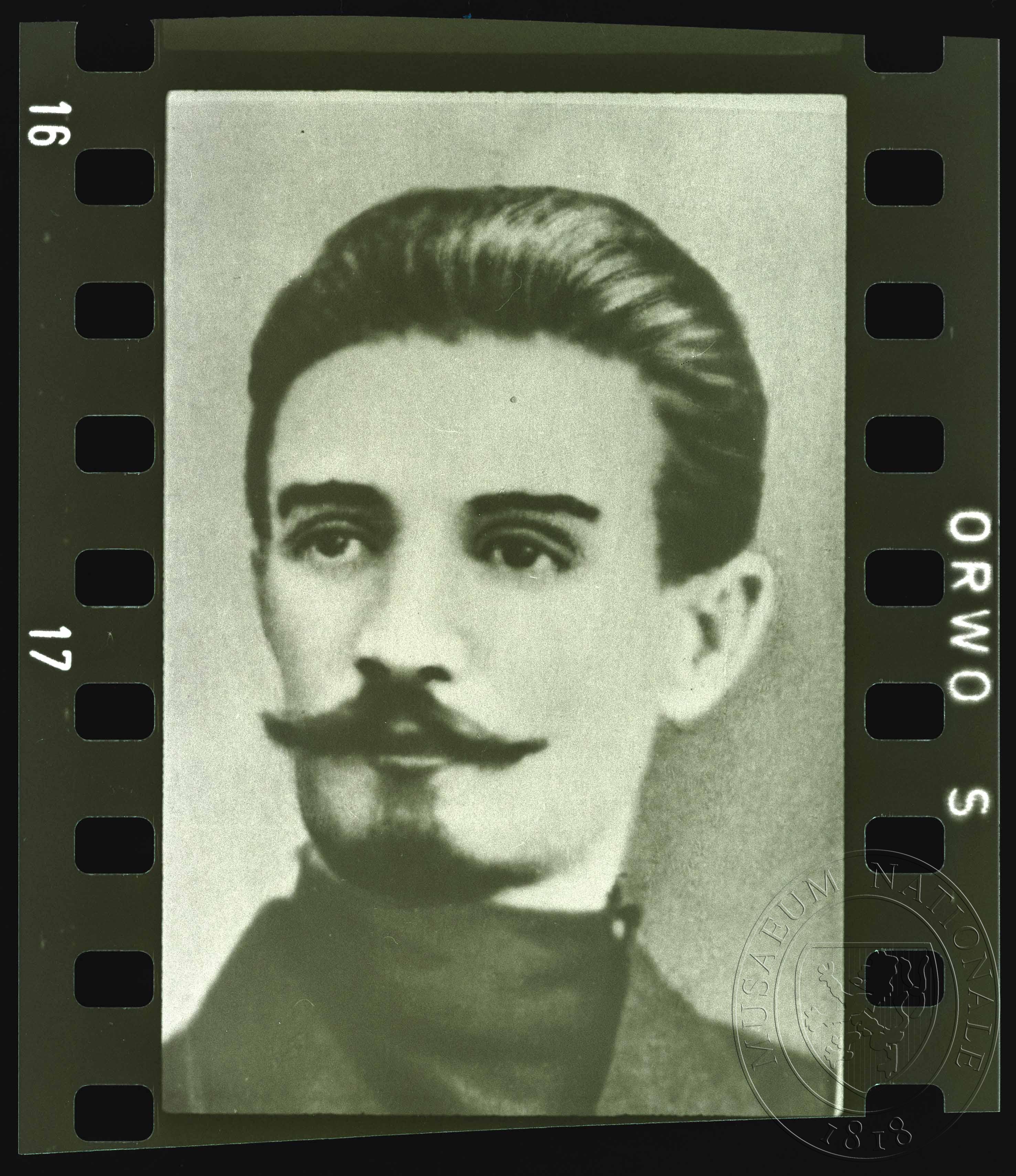 Náhledový obrázek Fotografie, mladý muž s knírem a vousy - 1