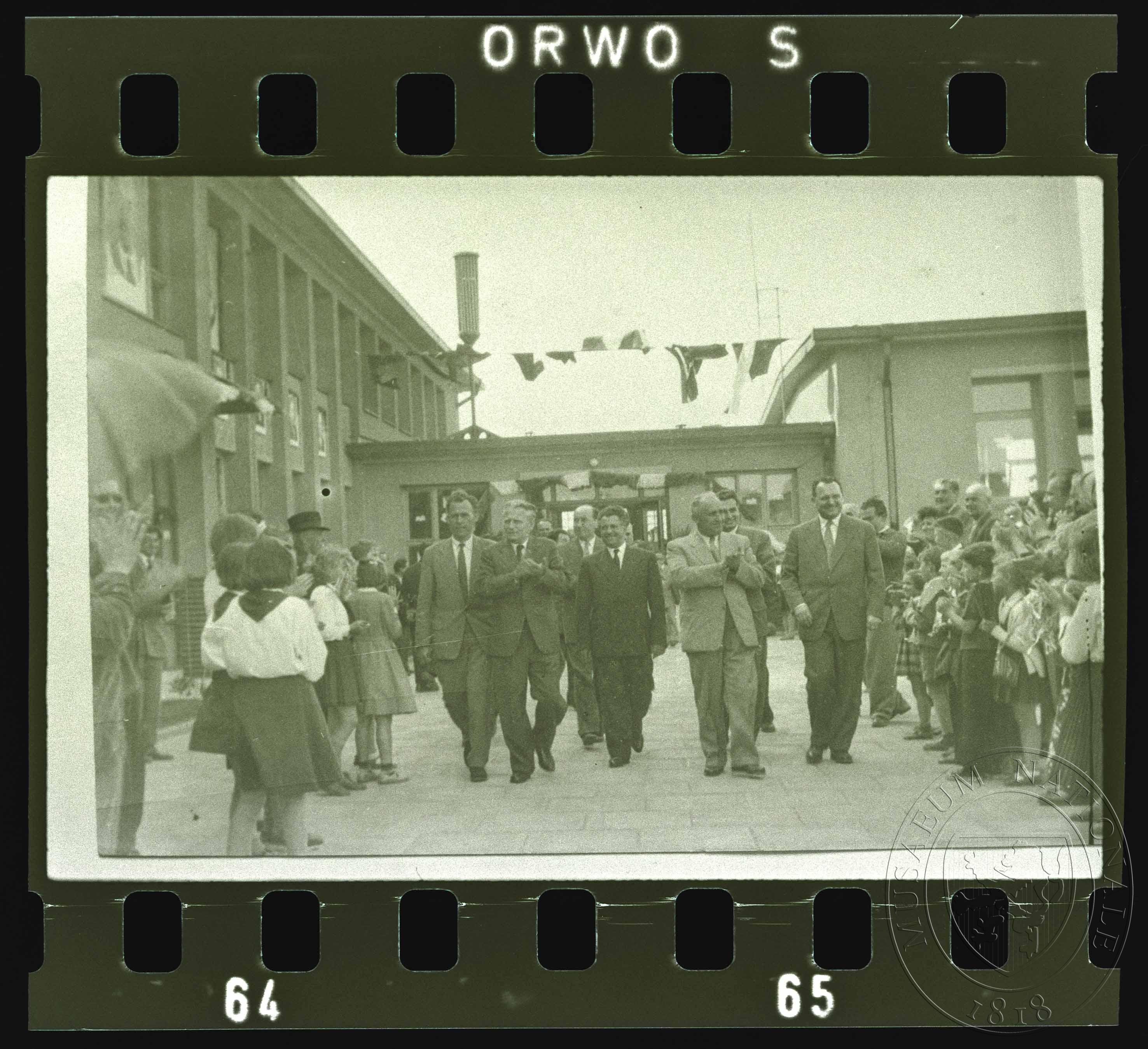 Náhledový obrázek Fotografie, státní delegace v továrně - 1