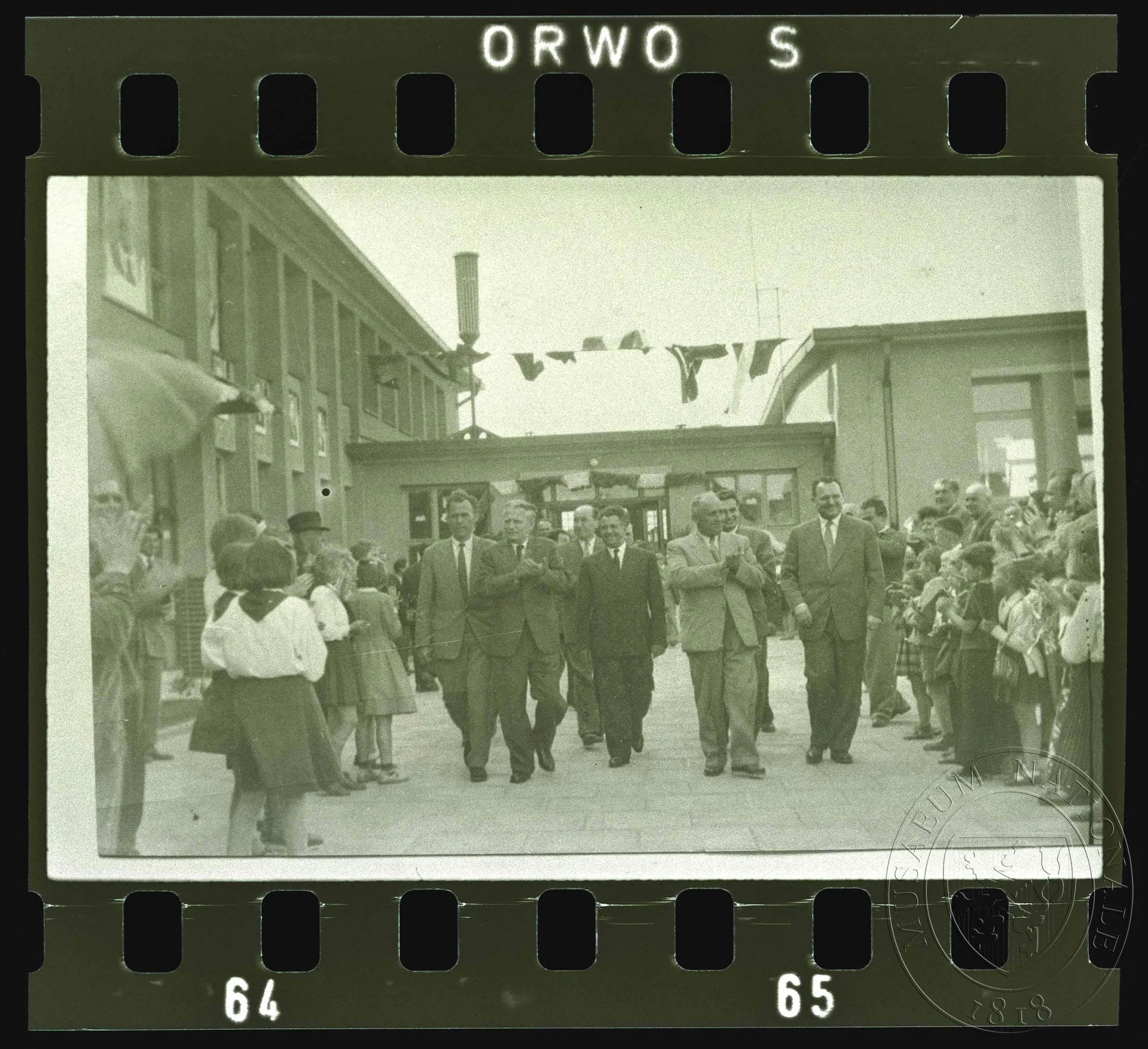 Obrázek Fotografie, státní delegace v továrně