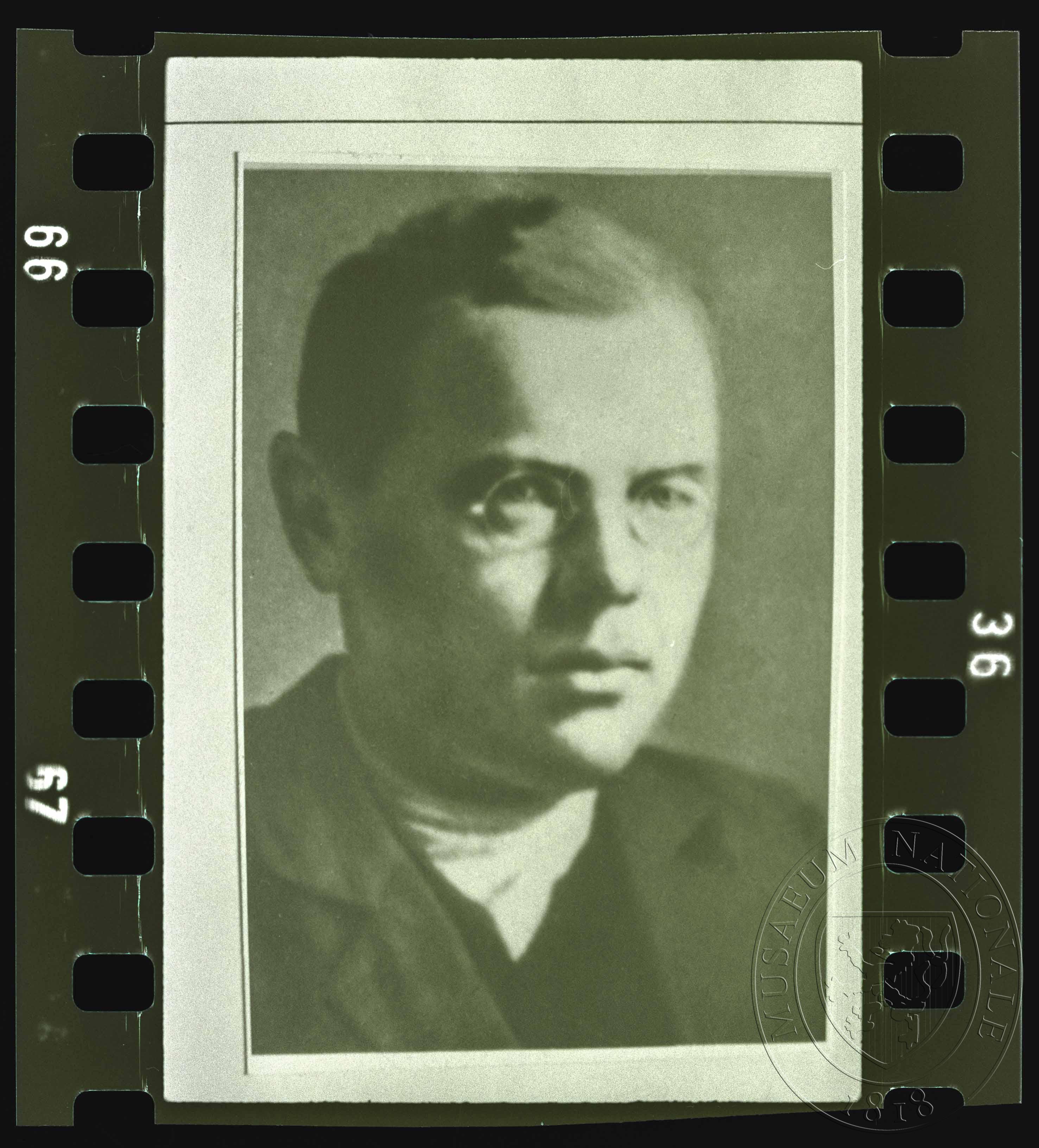 Náhledový obrázek Fotografie, mladý muž s kulatými brýlemi - 1