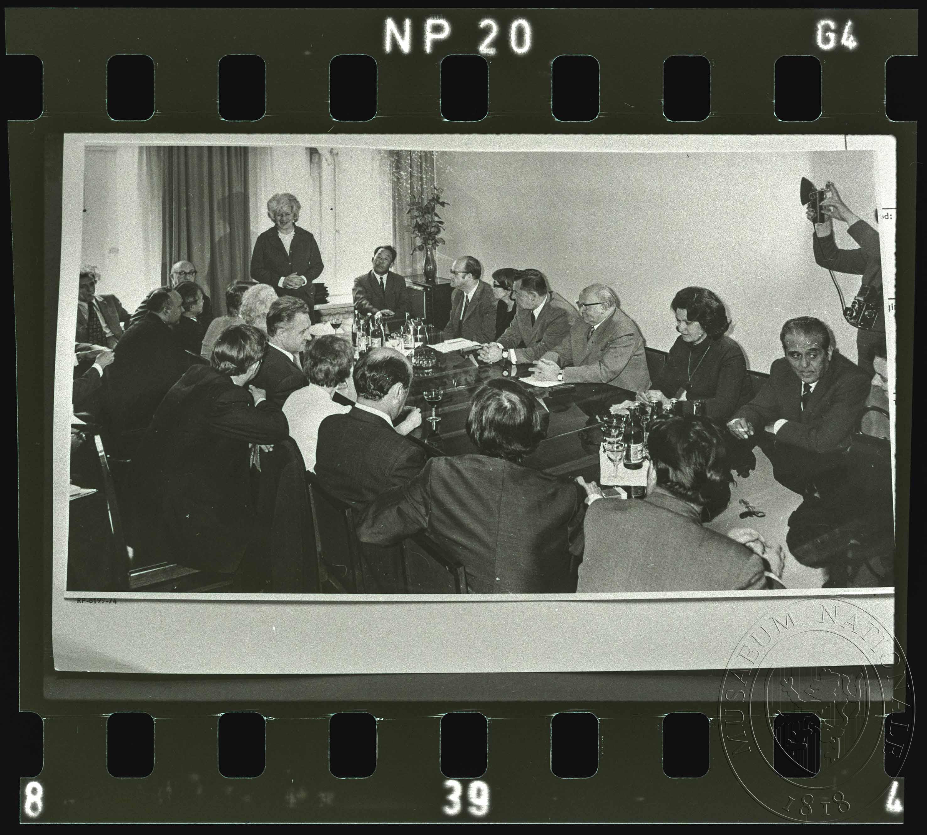 Náhledový obrázek Fotografie, posezení se soudruhy - 1