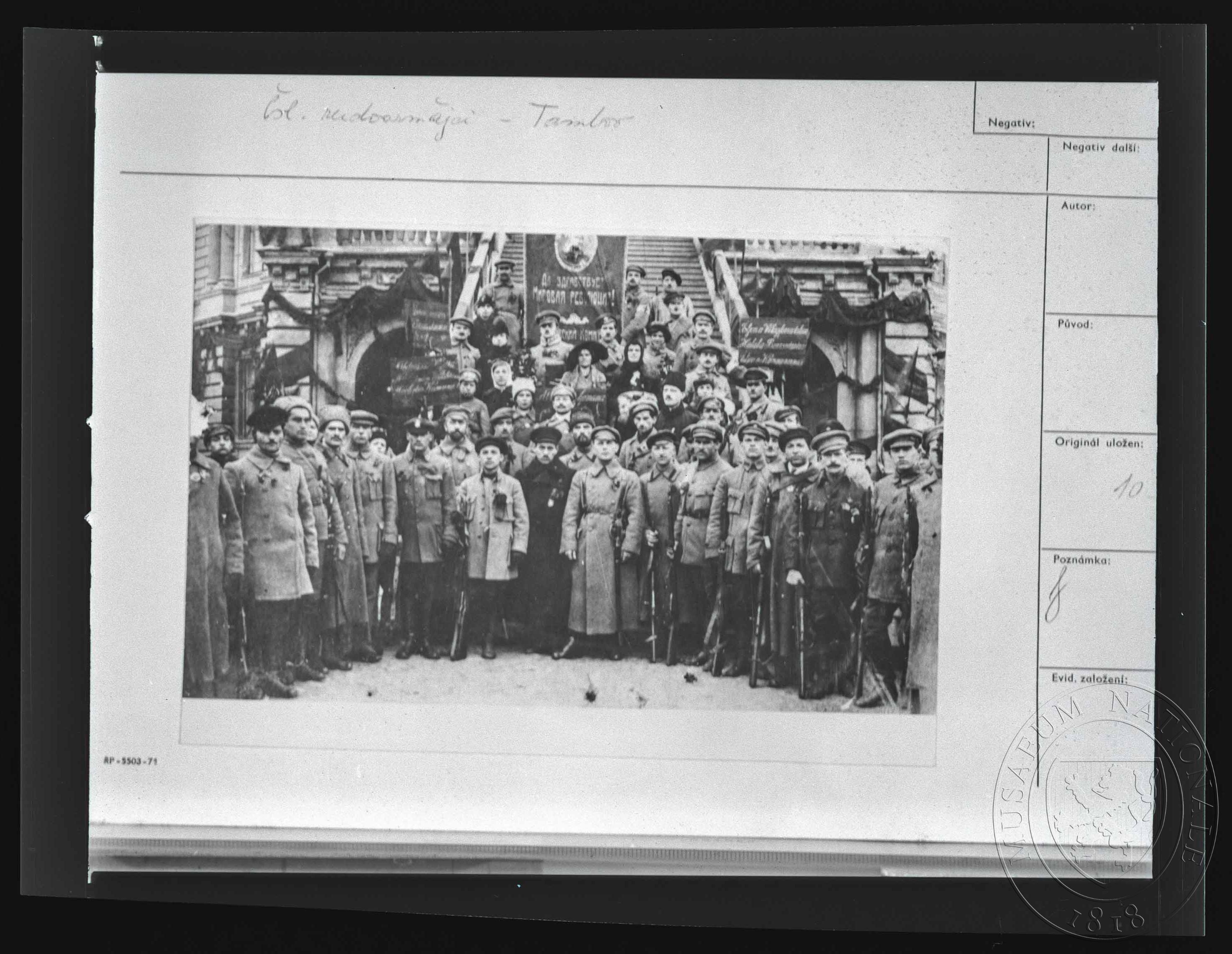 Náhledový obrázek Fotografie, skupina mužů před palácovým schodištěm - 1