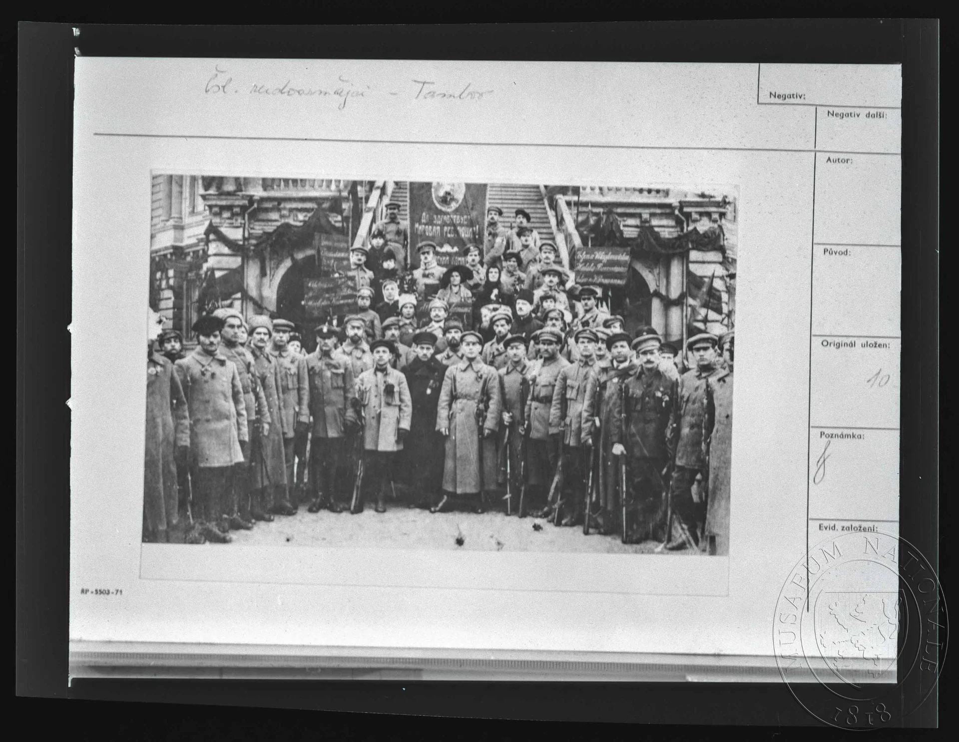 Obrázek Fotografie, skupina mužů před palácovým schodištěm
