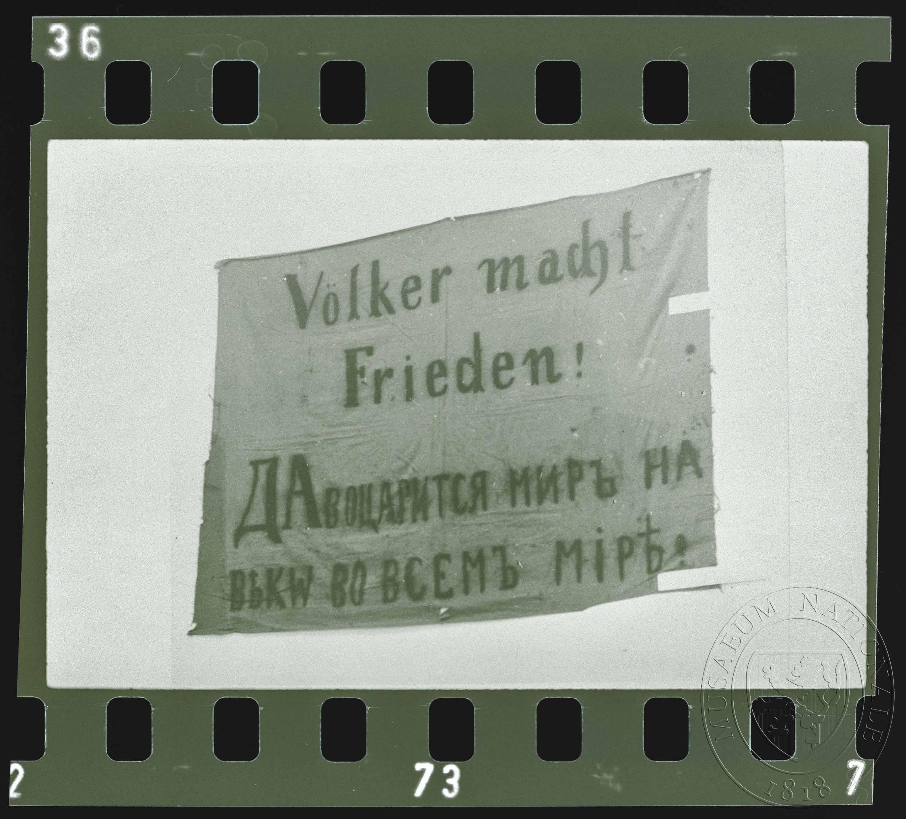 Náhledový obrázek Fotografie, prapor s nápisem Národy tvoří mír - 1
