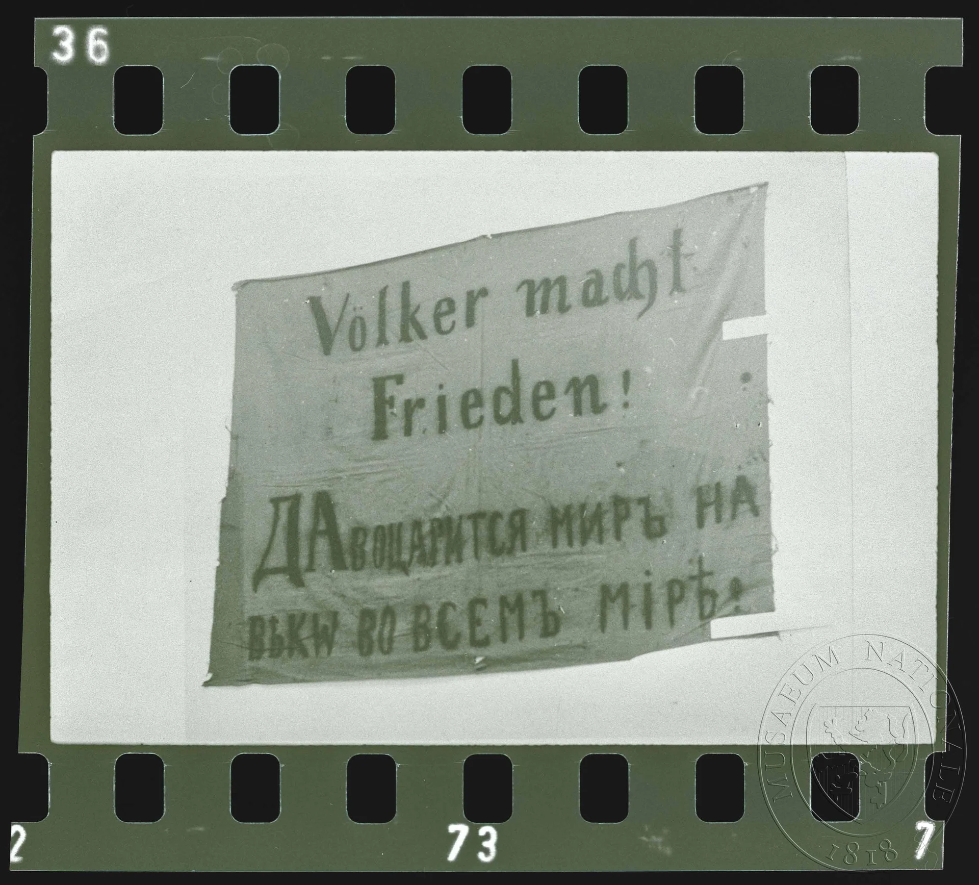 Obrázek Fotografie, prapor s nápisem Národy tvoří mír