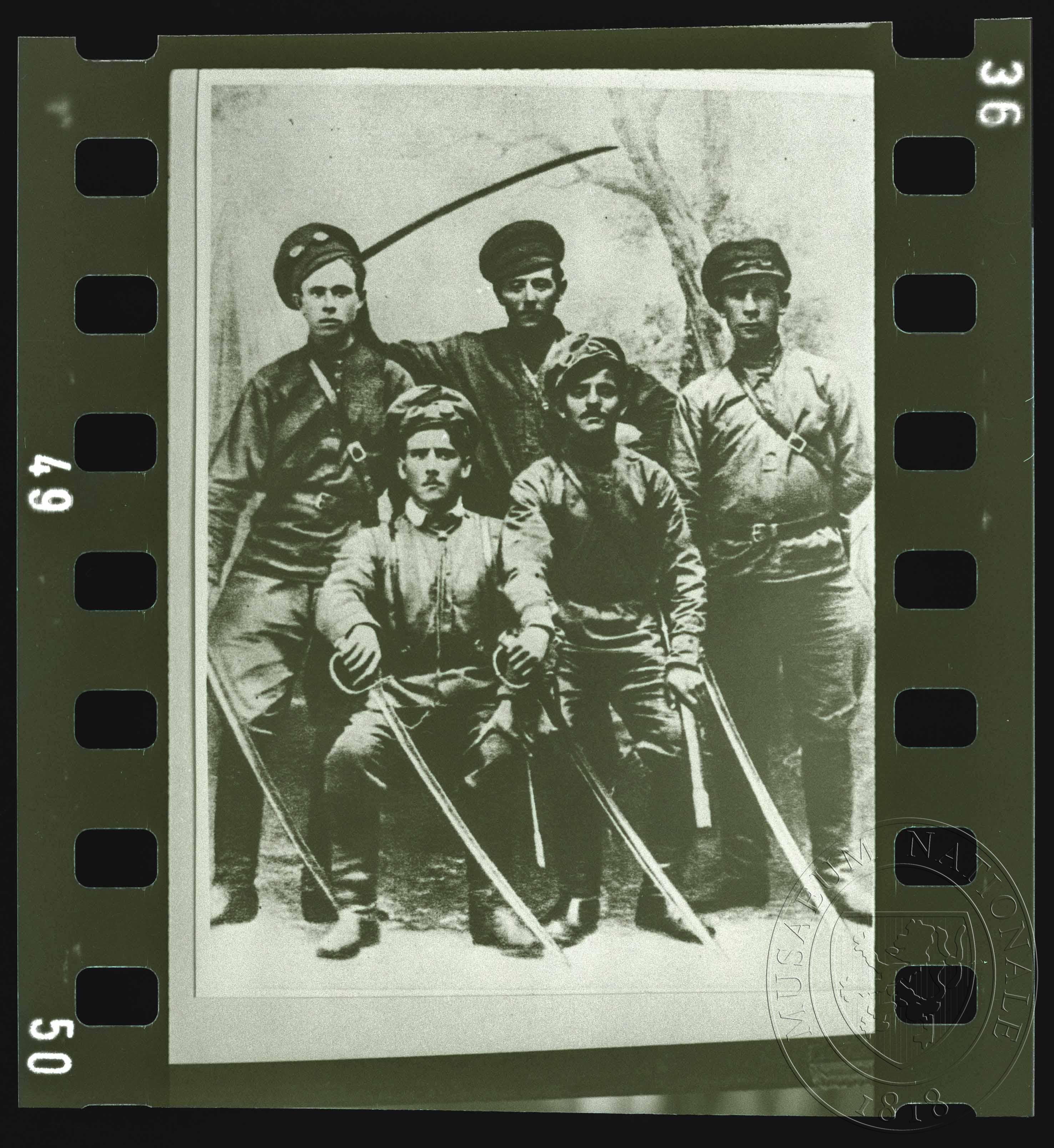 Náhledový obrázek Fotografie, skupina pěti ruských vojáků se šavlemi - 1