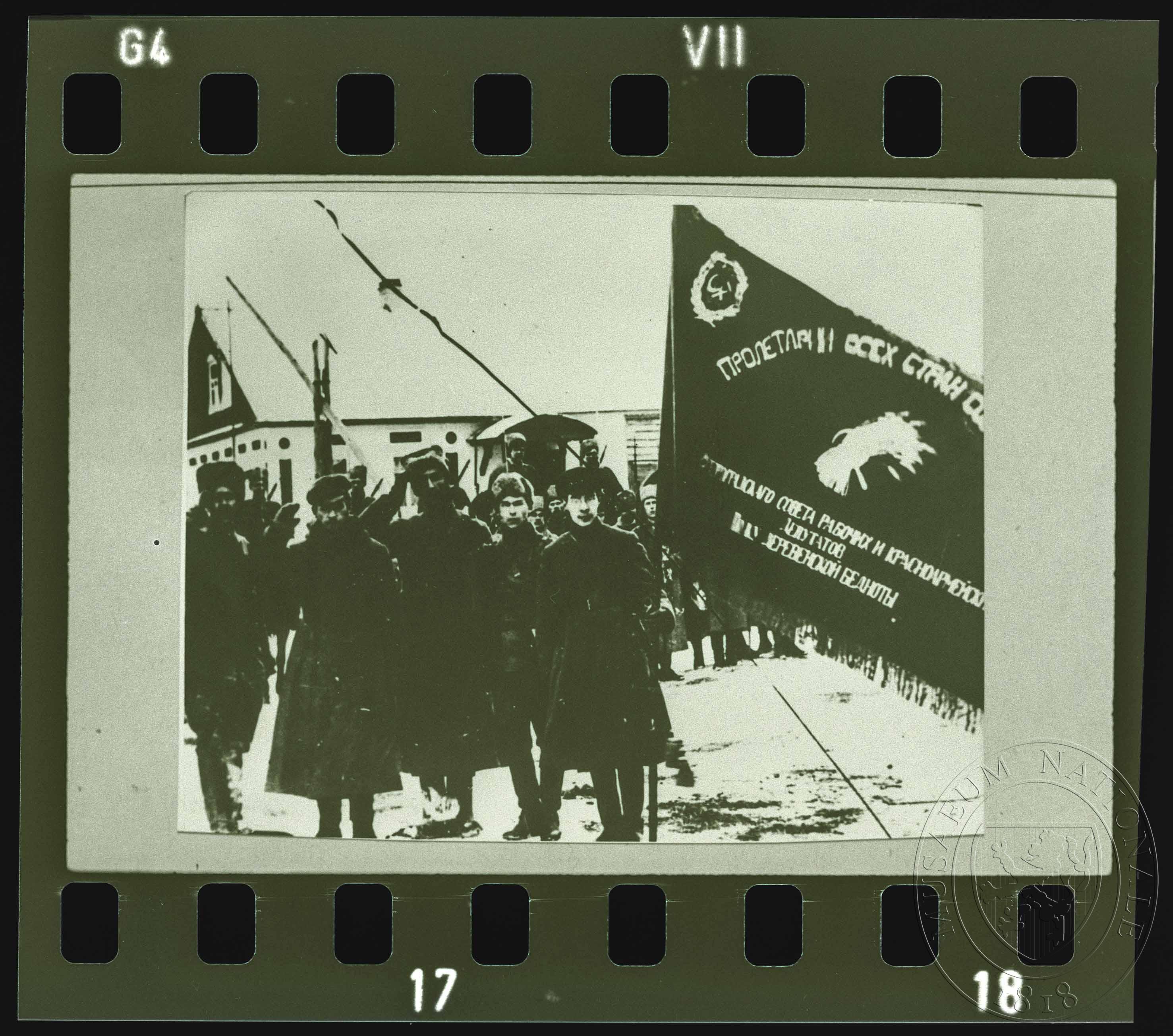 Náhledový obrázek Fotografie, vojáci Rudé armády s praporem - 1