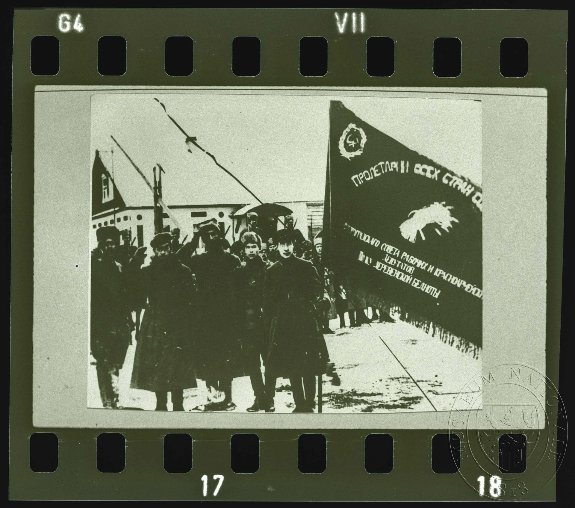 Obrázek Fotografie, vojáci Rudé armády s praporem