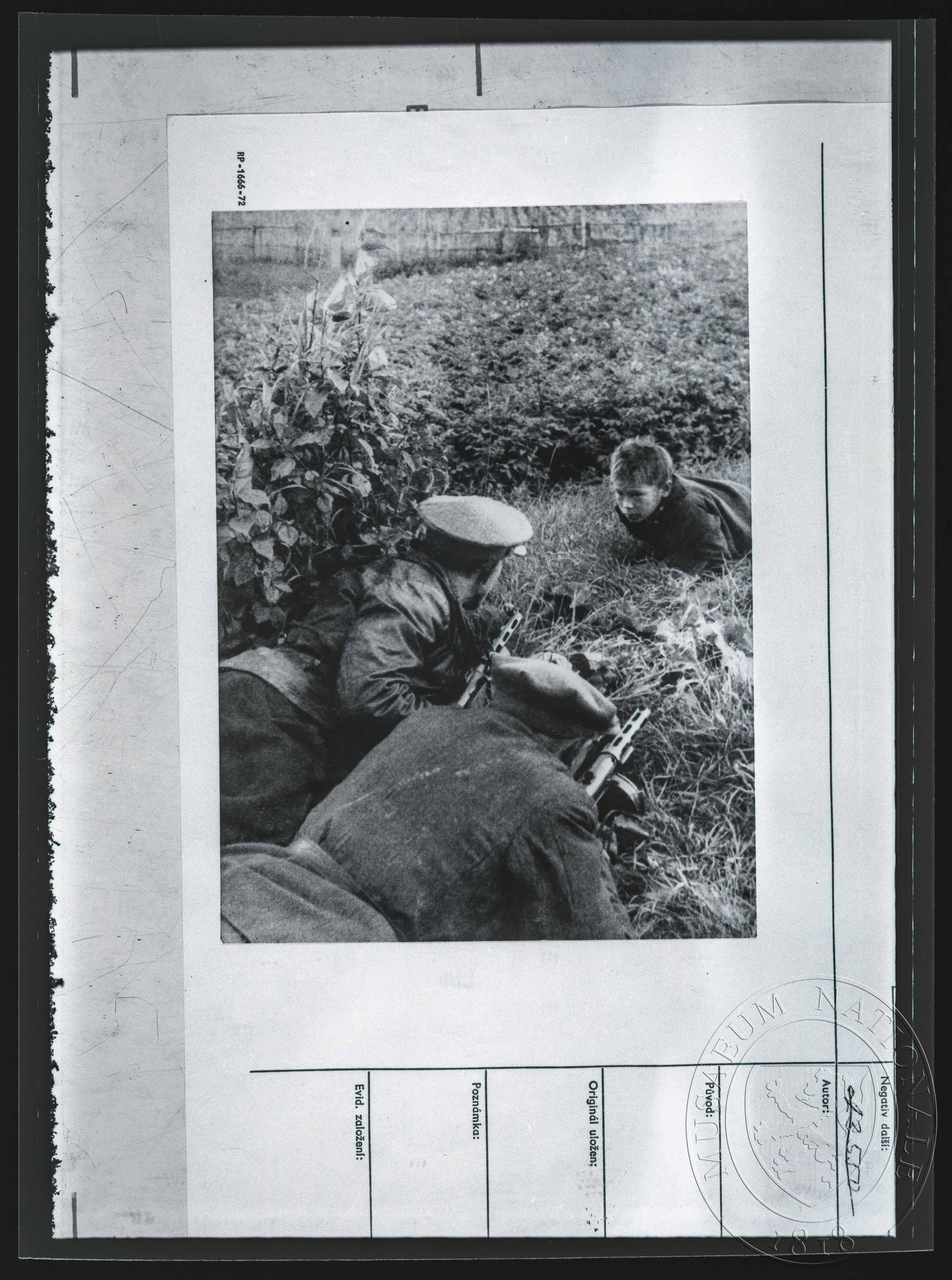 Náhledový obrázek Fotografie, vojáci a malý chlapec - 1