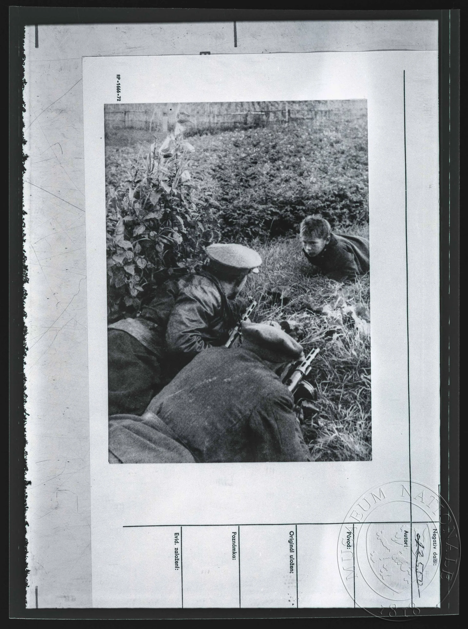 Obrázek Fotografie, vojáci a malý chlapec