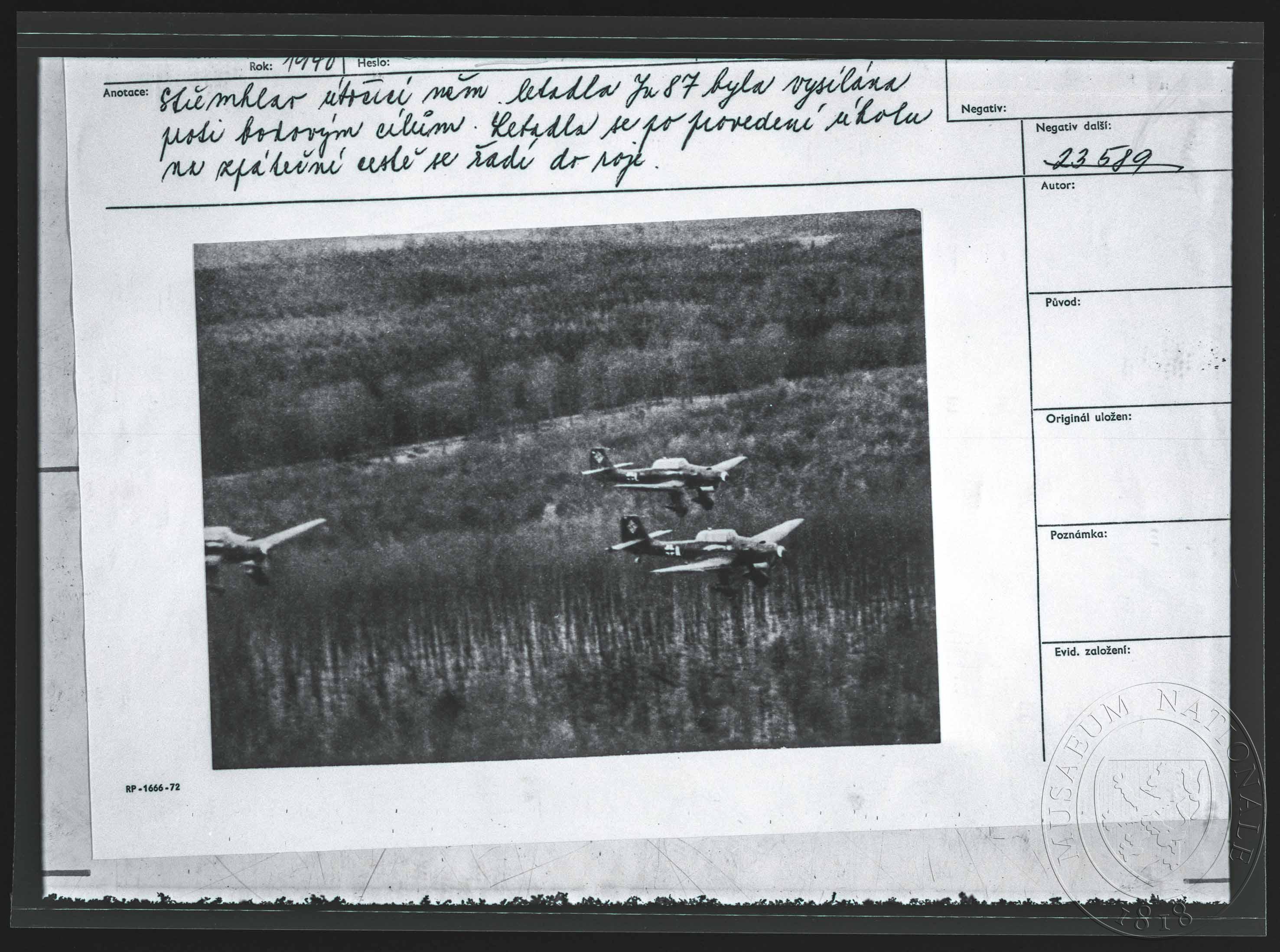 Náhledový obrázek Fotografie, letící letadla JU 87 - 1