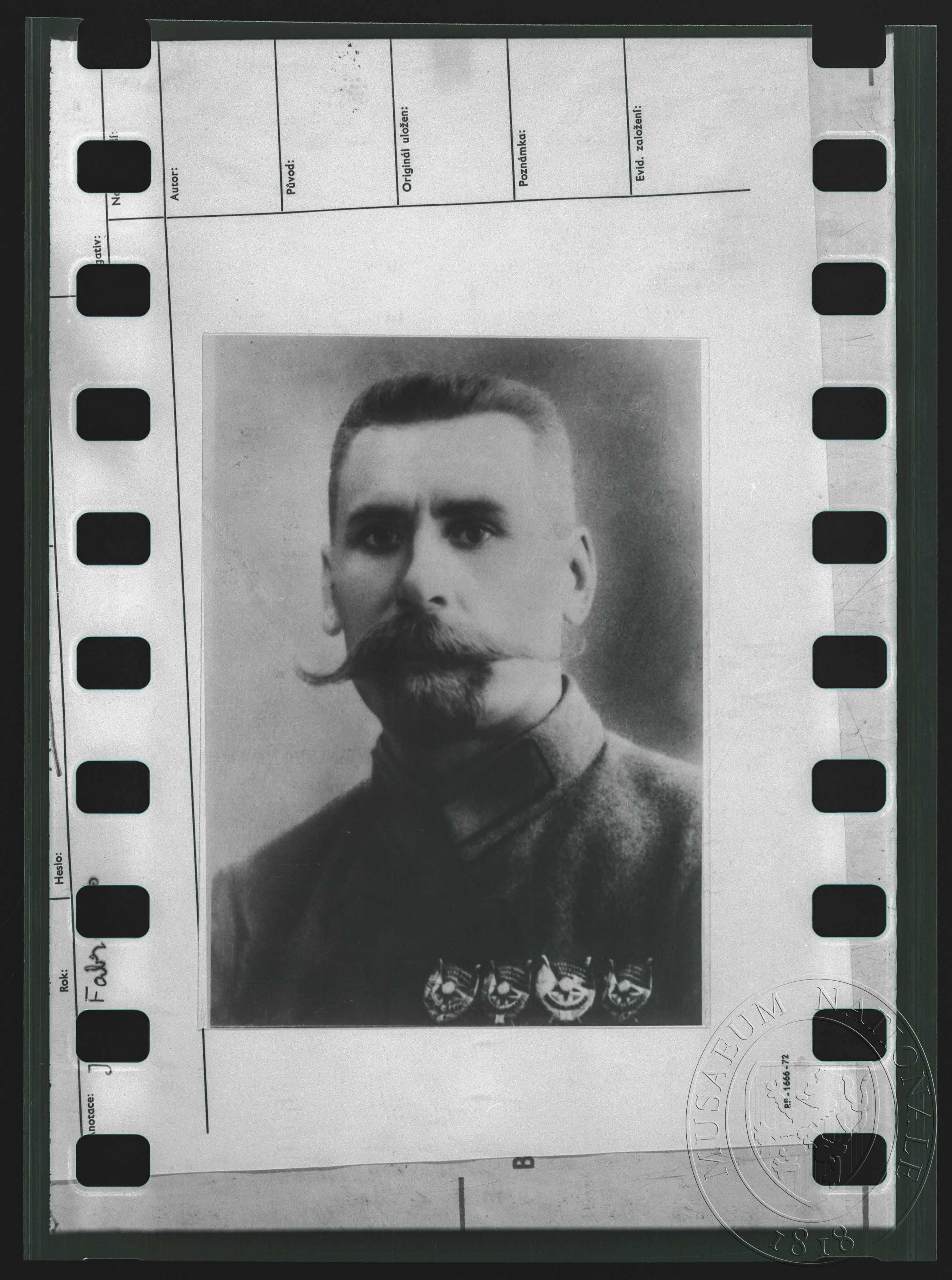 Náhledový obrázek Fotografie, Důstojník s vyznamenáními - 1