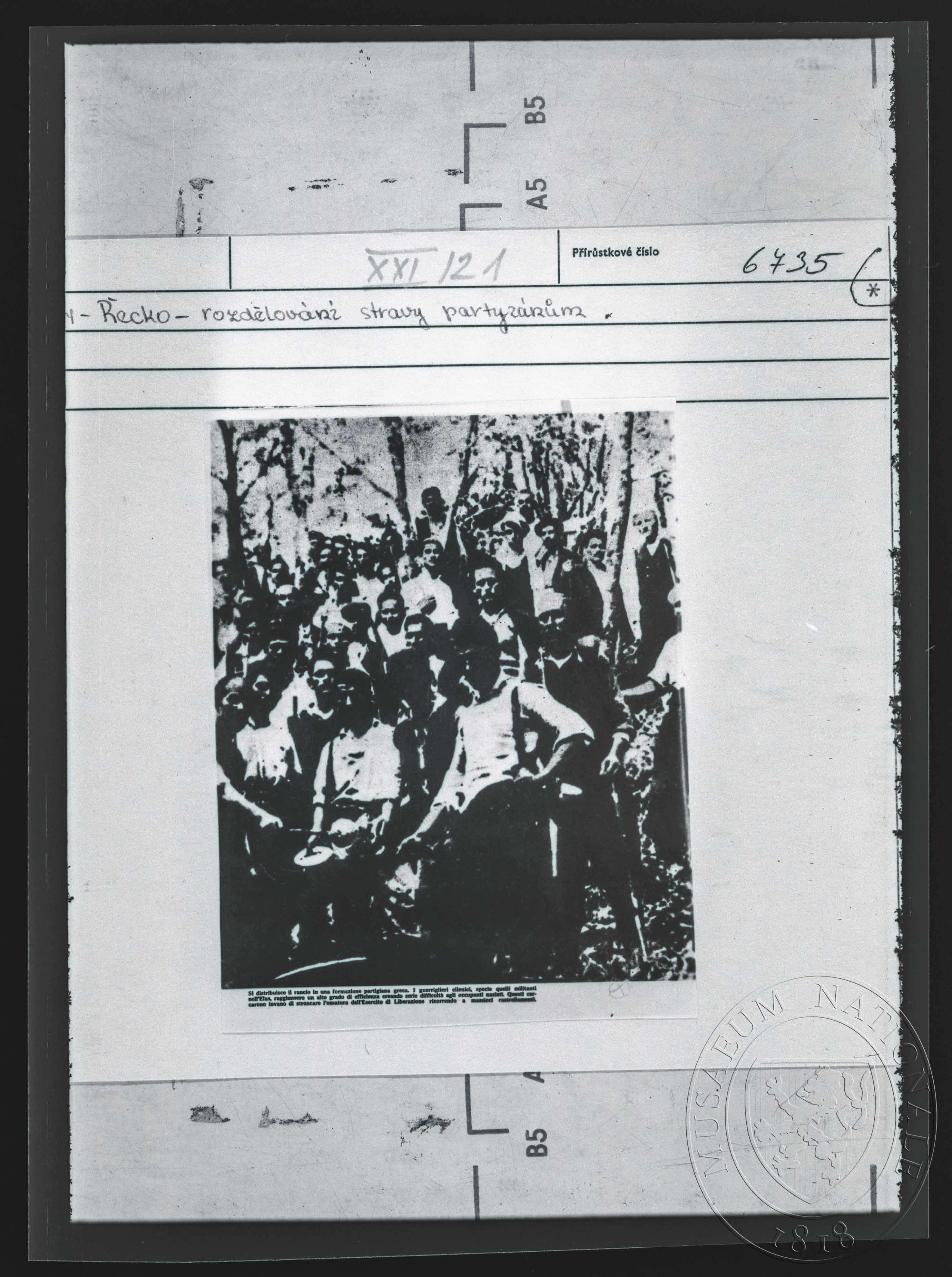 Náhledový obrázek Fotografie, rozdělování stravy partyzánům v Řecku - 1
