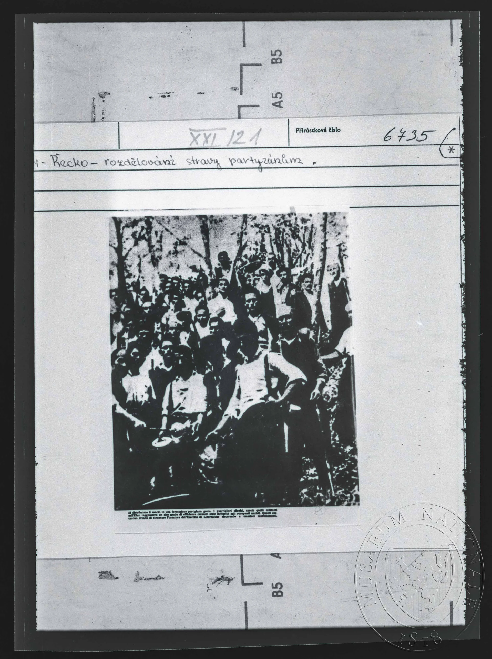 Obrázek Fotografie, rozdělování stravy partyzánům v Řecku