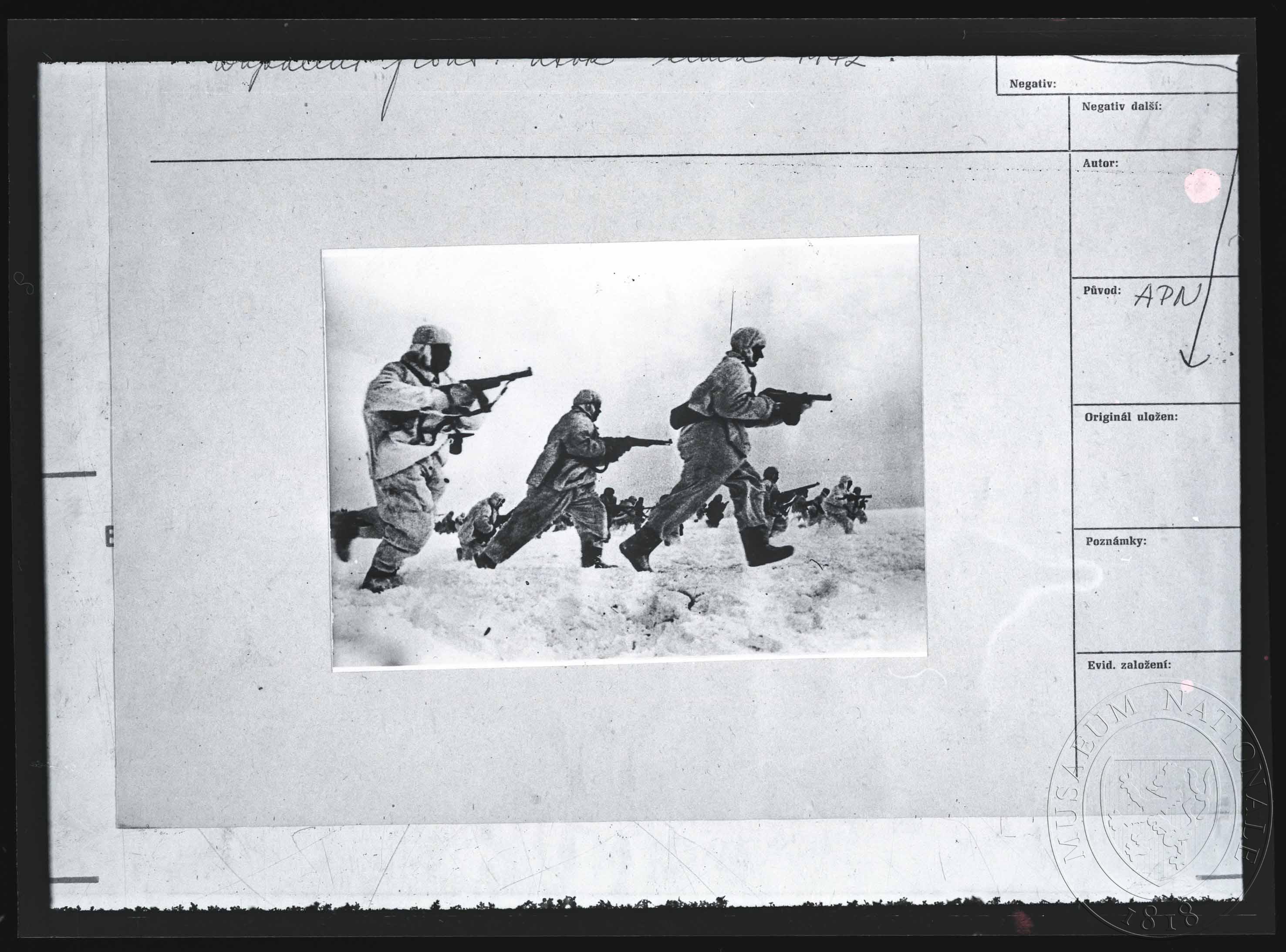 Náhledový obrázek Fotografie, pěchota v útoku - 1