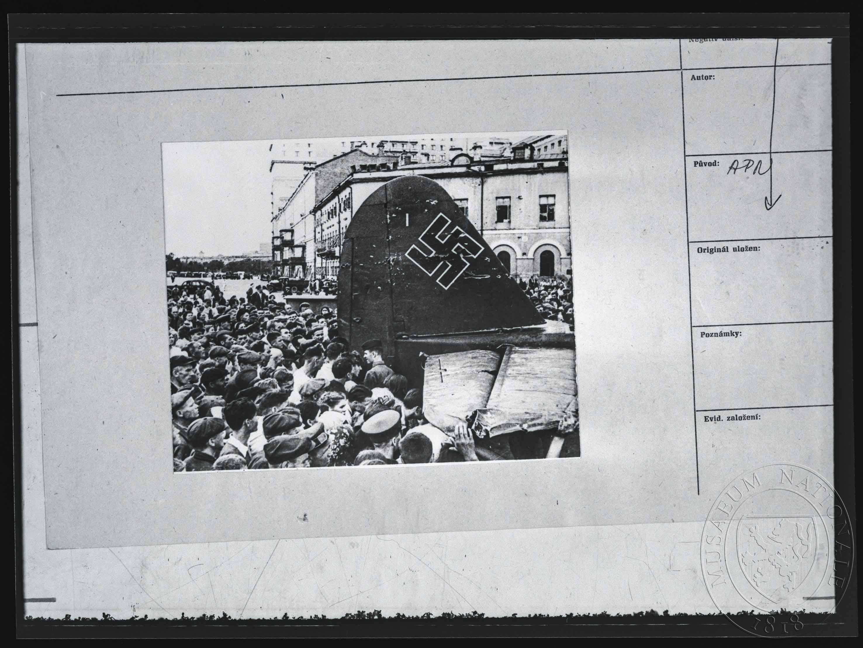 Náhledový obrázek Fotografie, dav kolem letadla Luftwaffe - 1