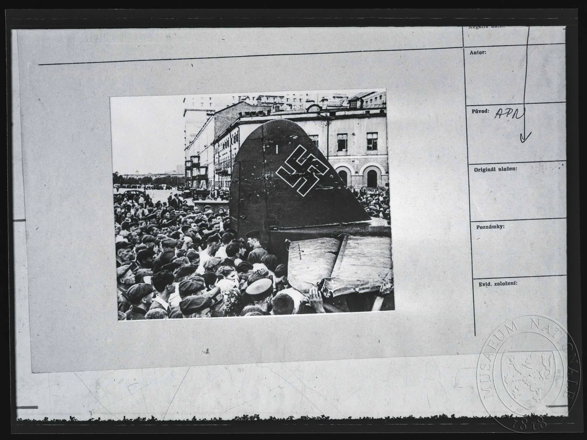 Obrázek Fotografie, dav kolem letadla Luftwaffe