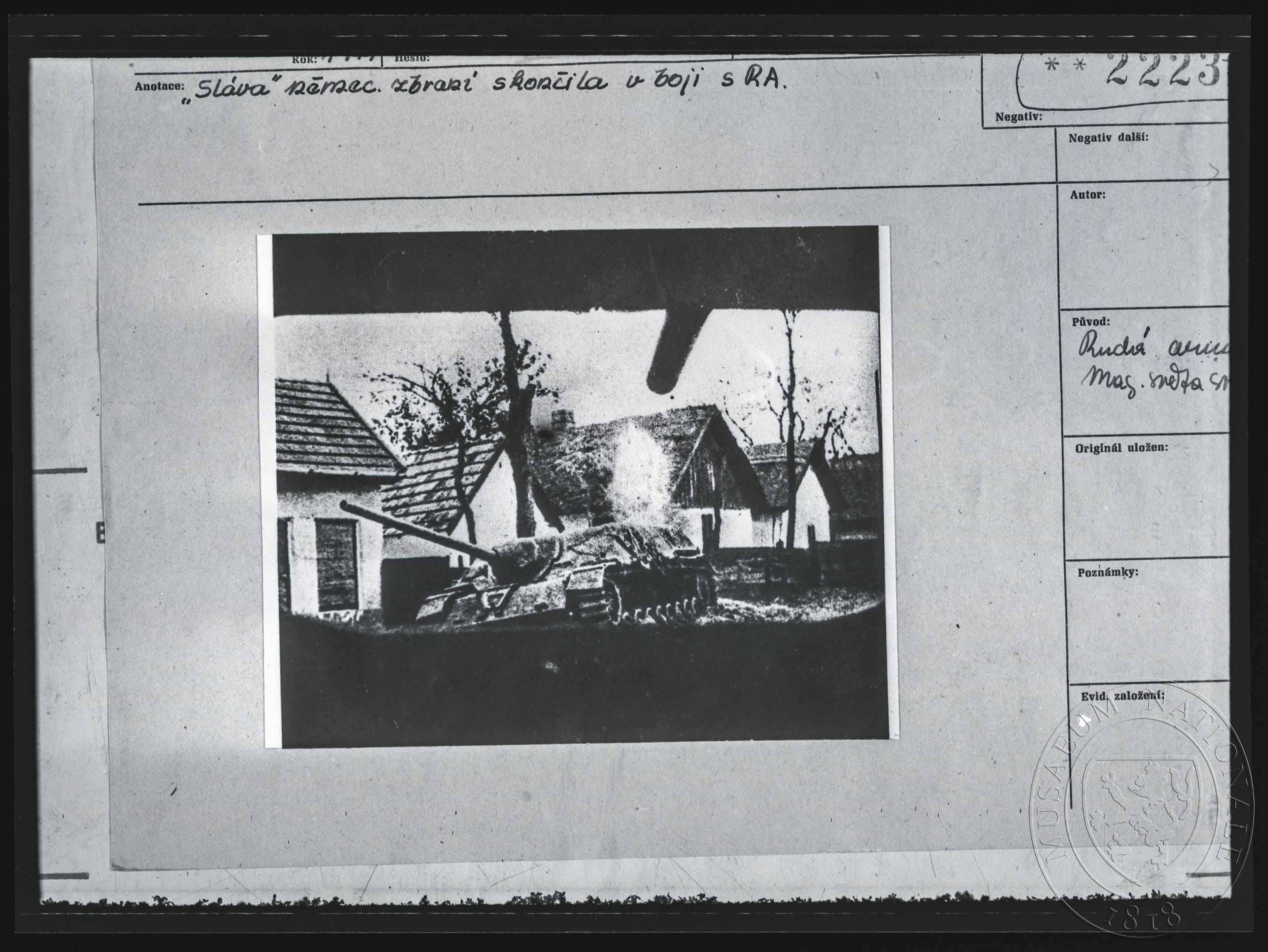 Náhledový obrázek Fotografie, zničený německý tank ve vesnici - 1