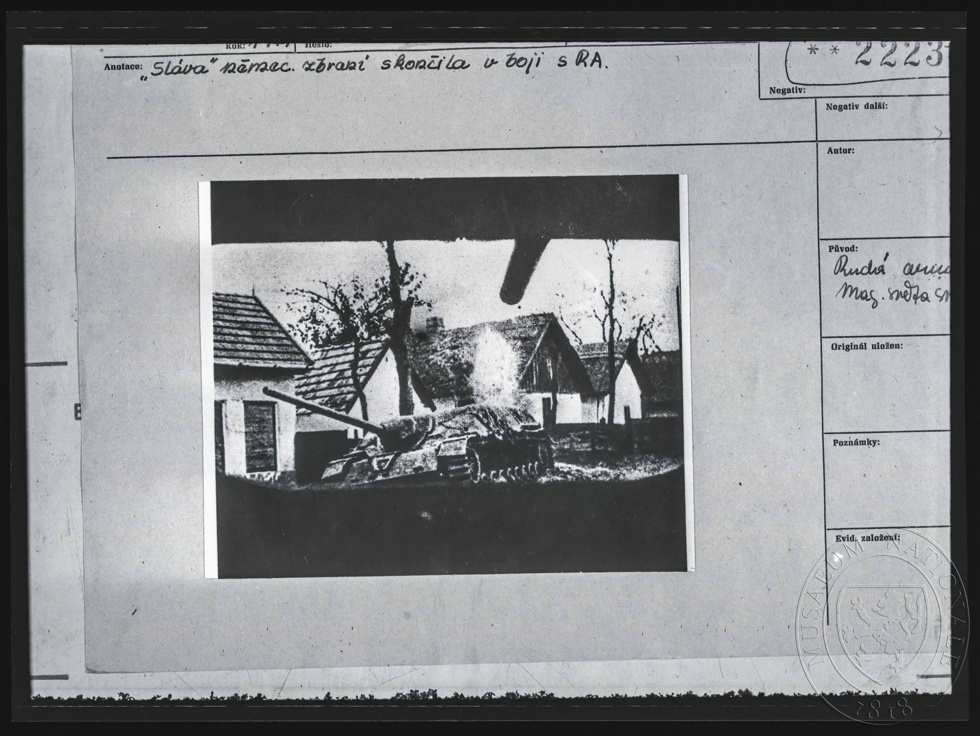 Obrázek Fotografie, zničený německý tank ve vesnici