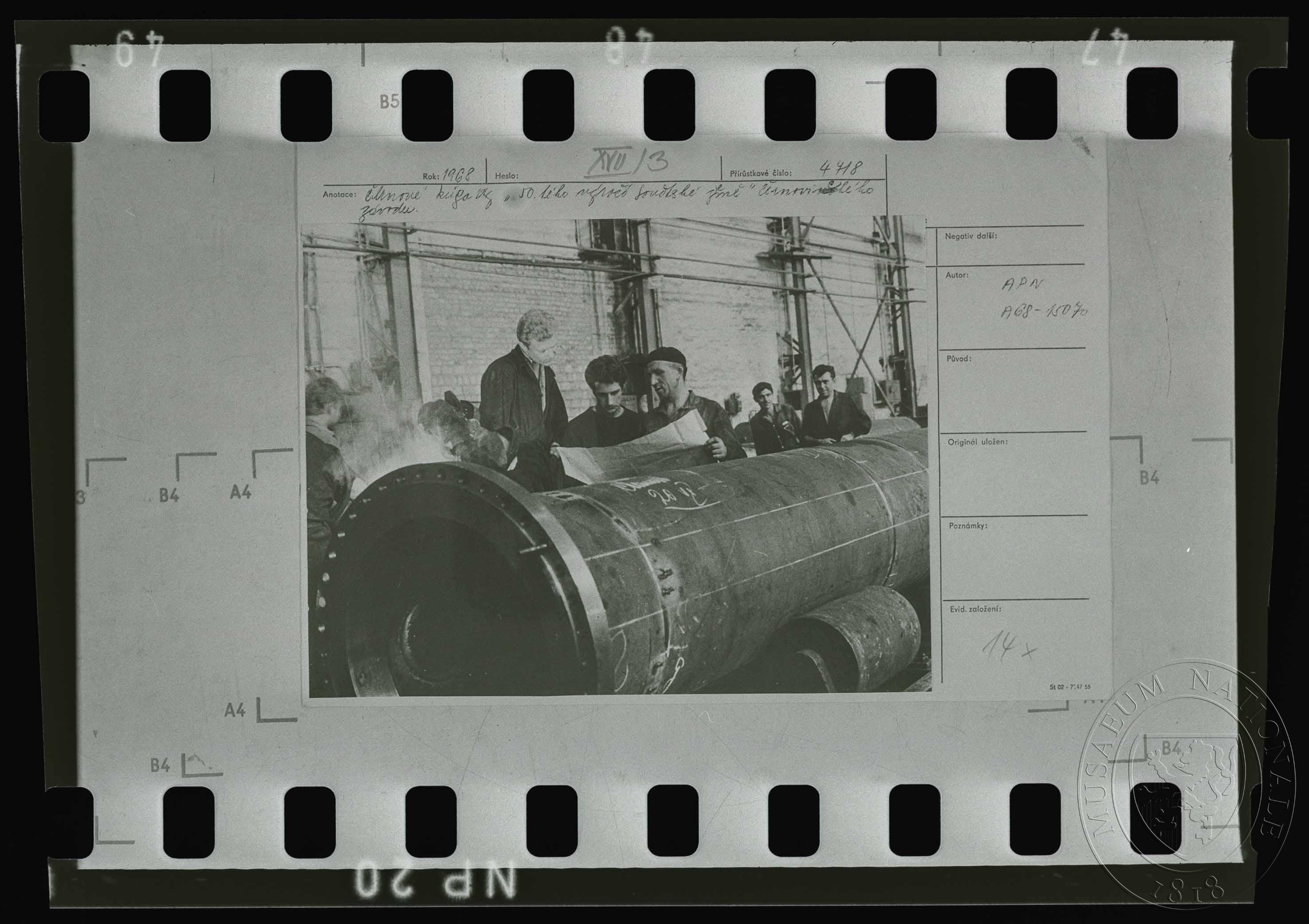 Náhledový obrázek Fotografie, transportér Maz-537 - 1