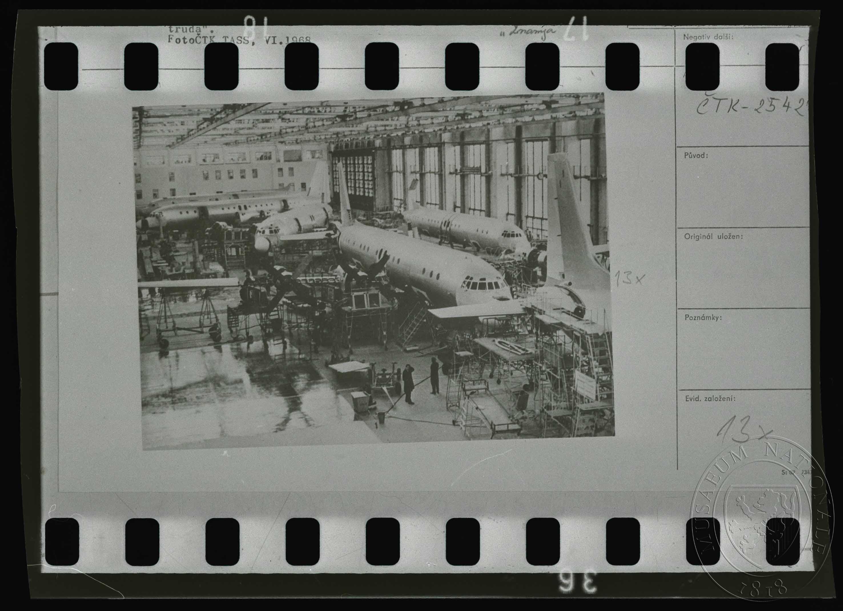 Náhledový obrázek Fotografie, závod na výrobu dopravních letadel - 1