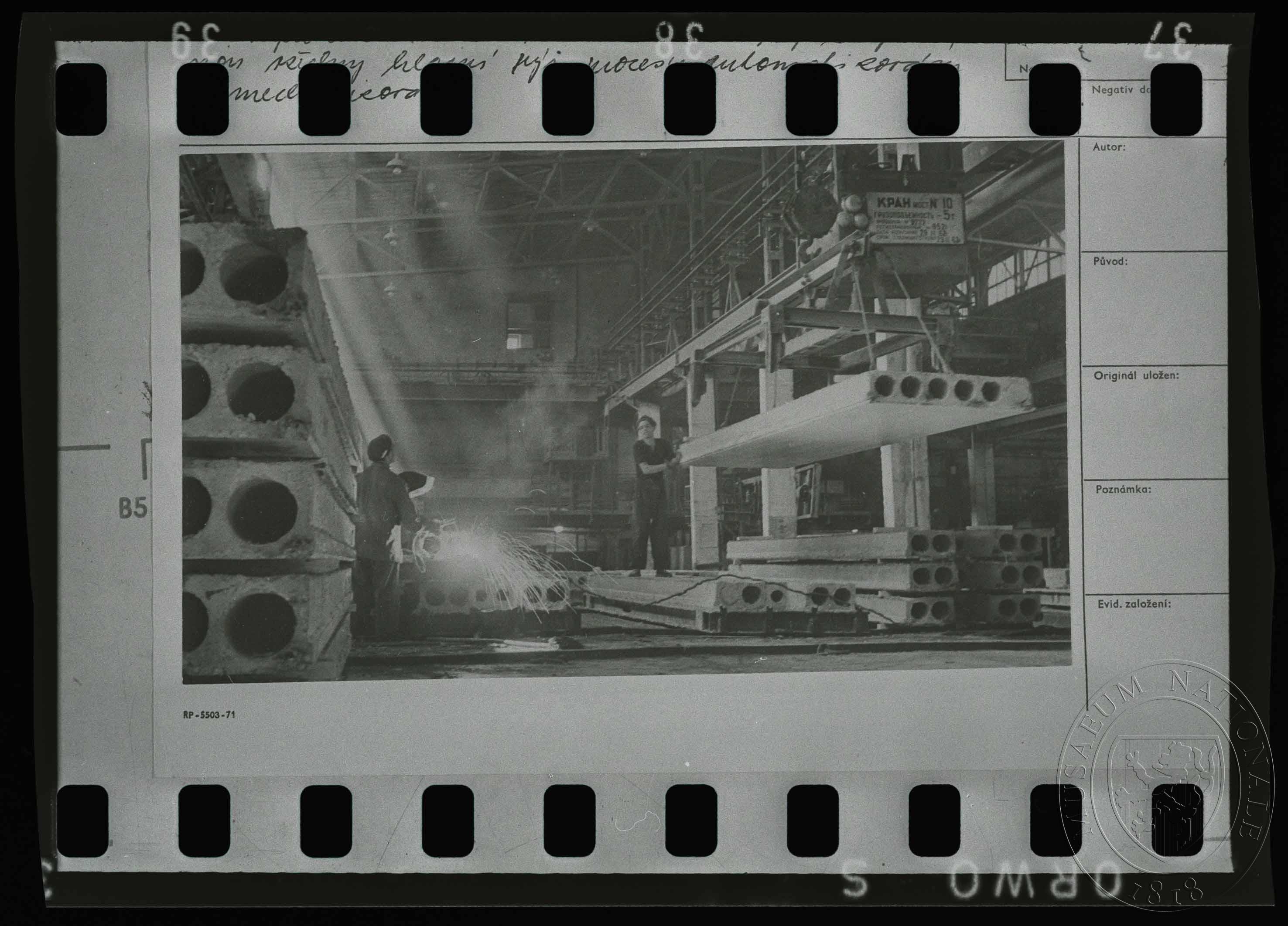 Náhledový obrázek Fotografie, výroba armovaných betonových bloků - 1