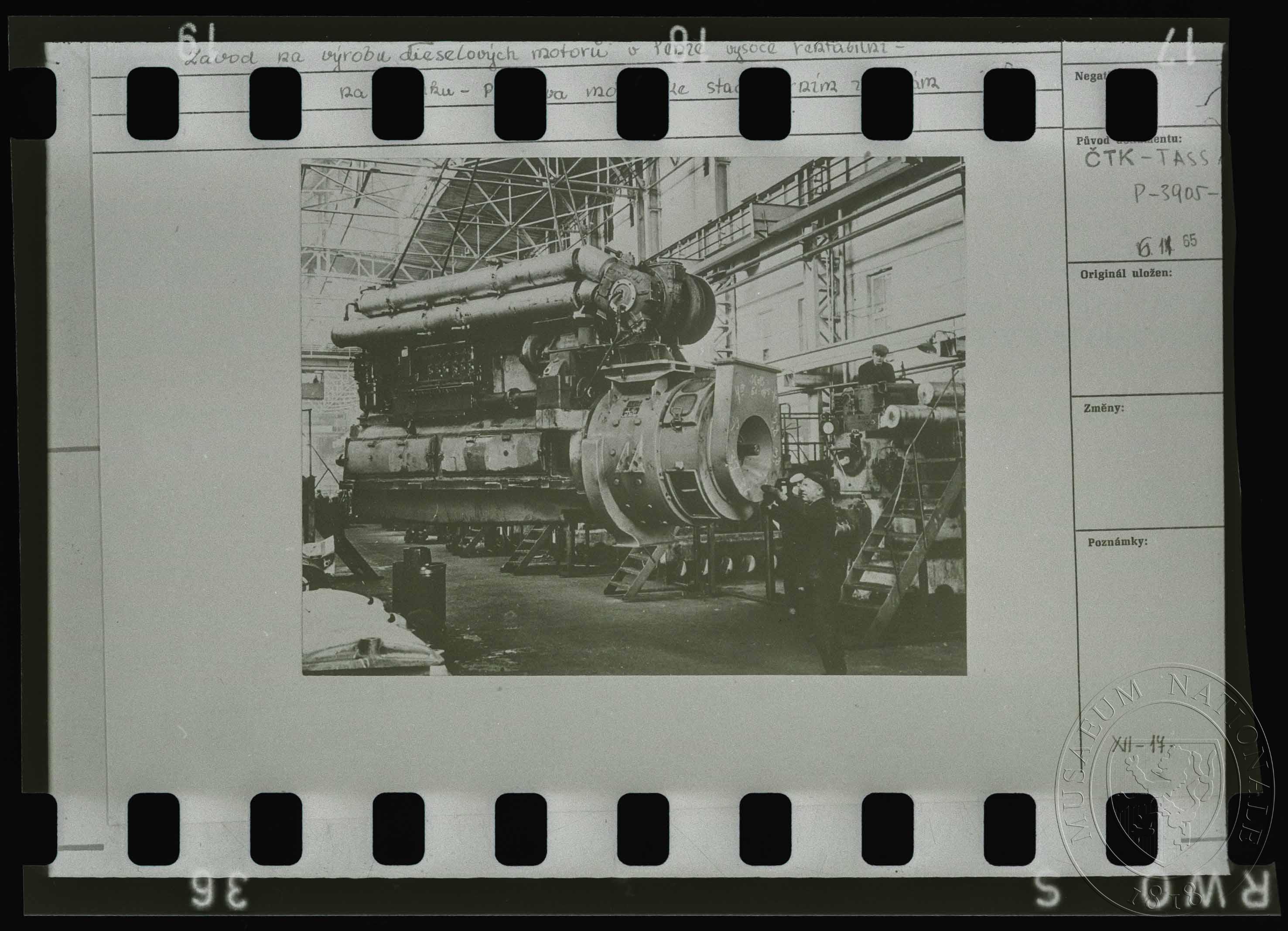 Náhledový obrázek Fotografie, závod na výrobu dieselových motorů - 1