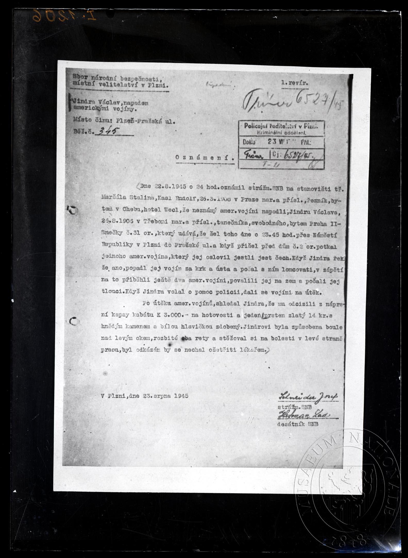 Náhledový obrázek Zpráva Jindra Václav, napaden americkými vojíny; Sbor národní bezpečnosti, místní velitelství v Plzni, 23. 8. 1945. Strojopis. - 1