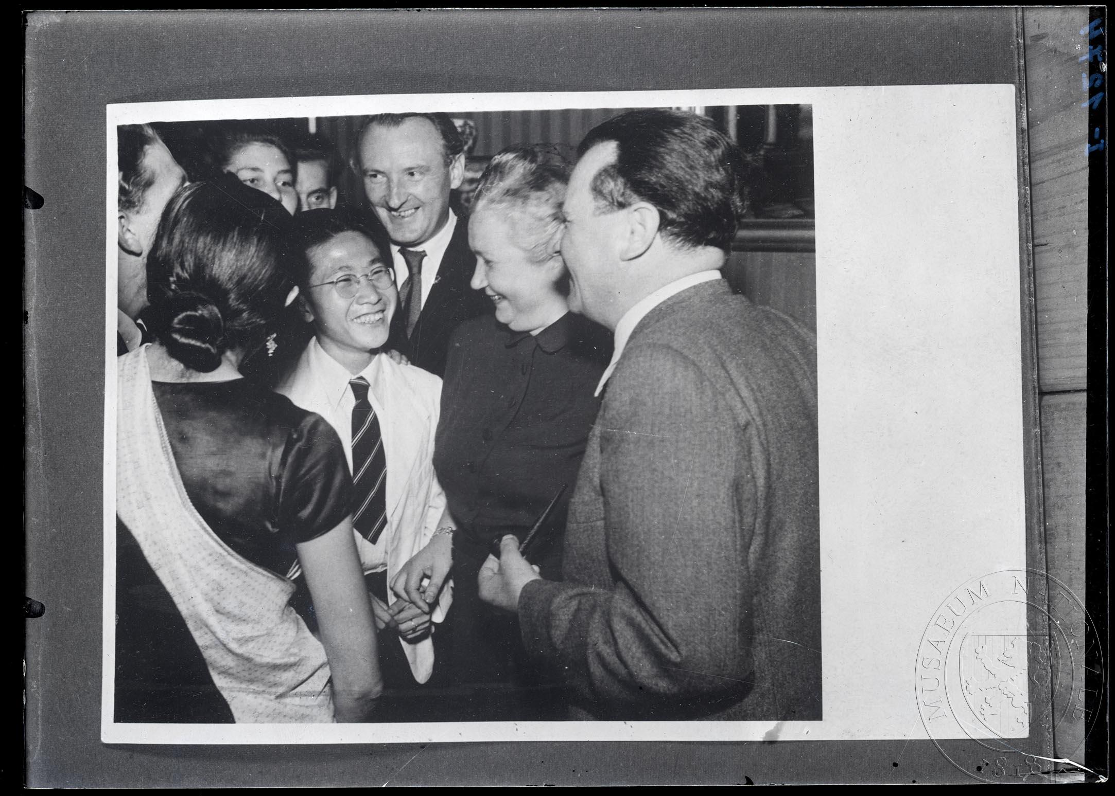 Náhledový obrázek Fotografie, Klement Gottwald a Marta Gottwaldová vítají návštěvu z Asie (Vietnamu (?)). - 1
