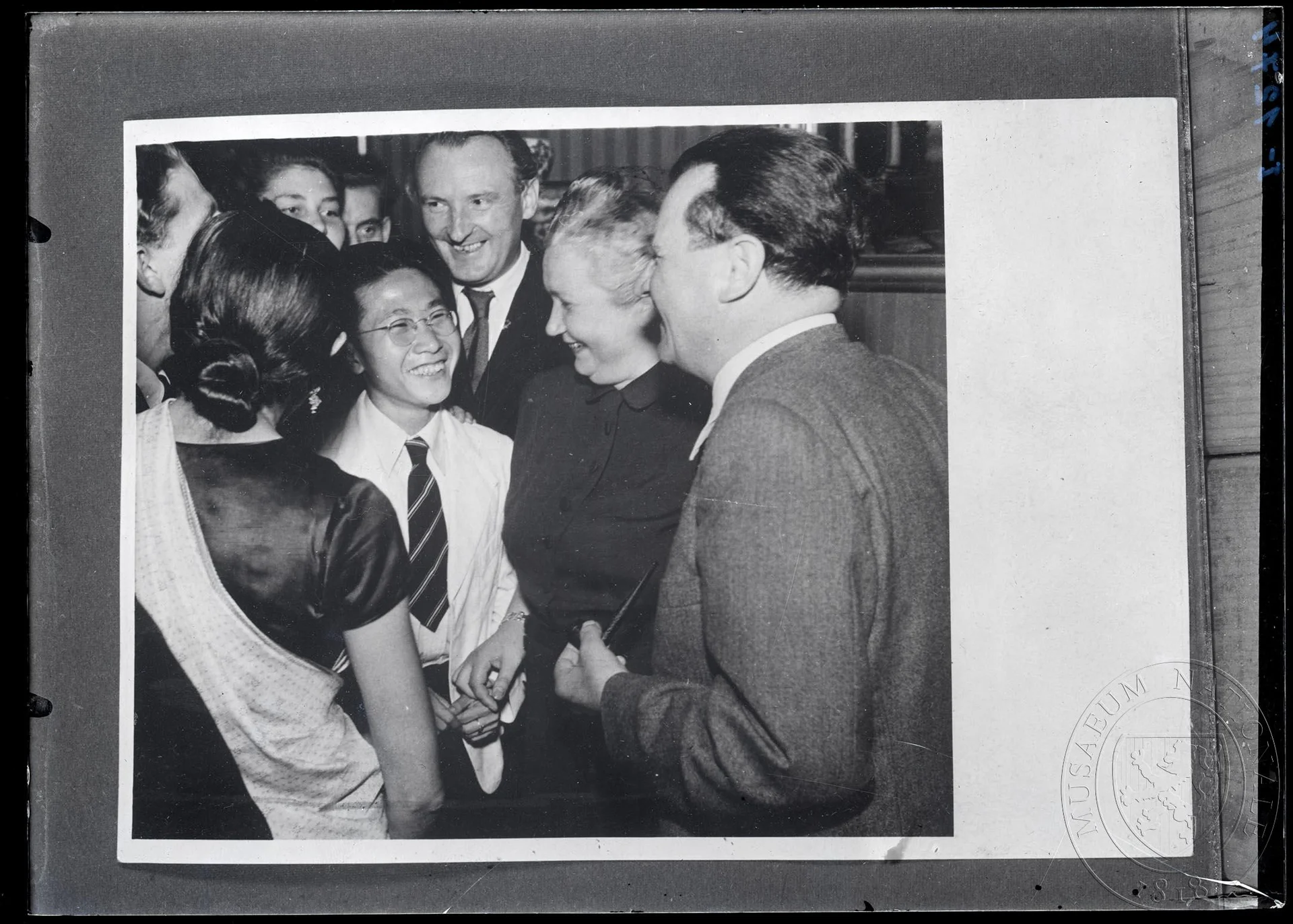 Obrázek Fotografie, Klement Gottwald a Marta Gottwaldová vítají návštěvu z Asie (Vietnamu (?)).