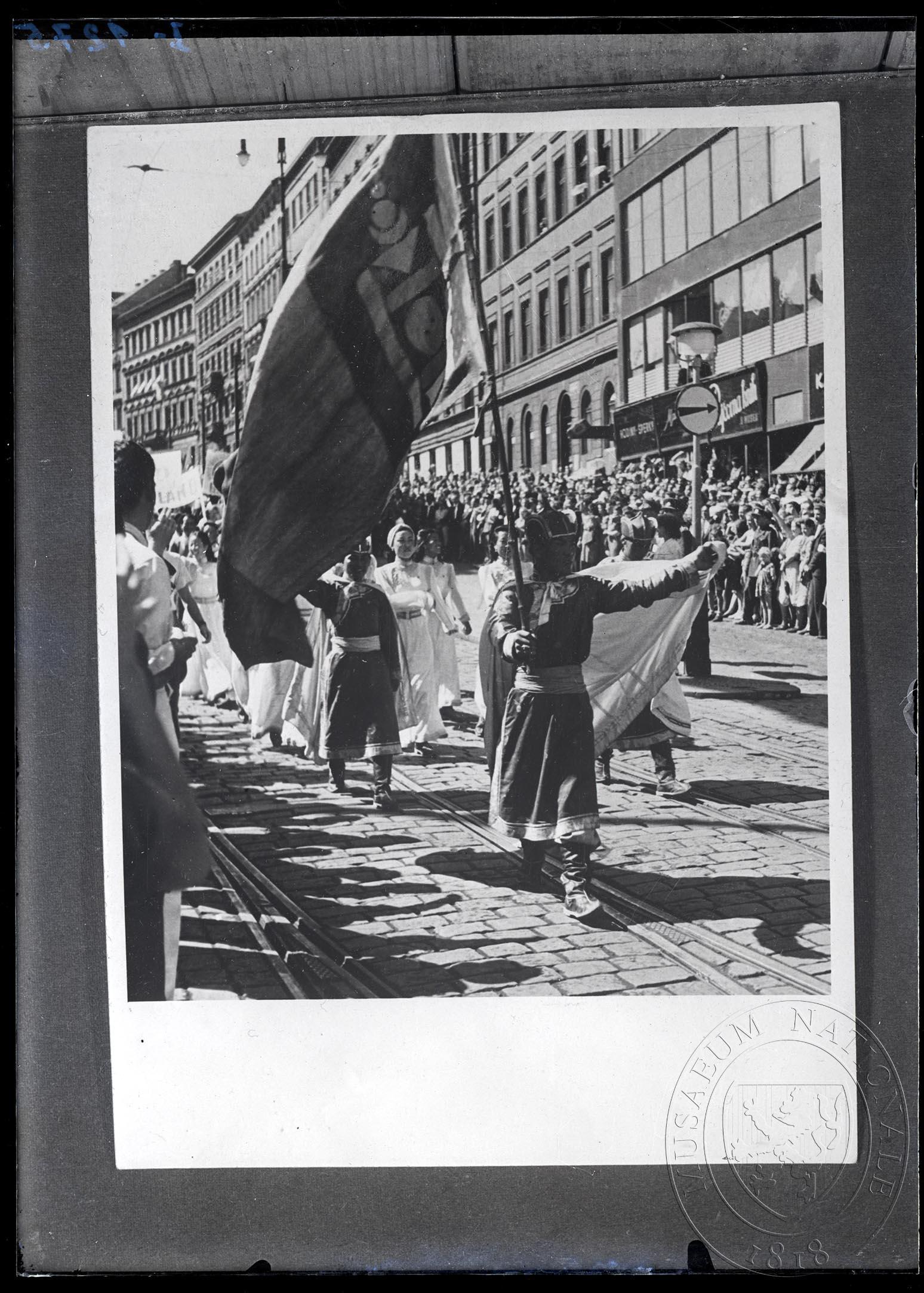Náhledový obrázek Fotografie, pochod mongolské delegace po Václavském náměstí v Praze. - 1