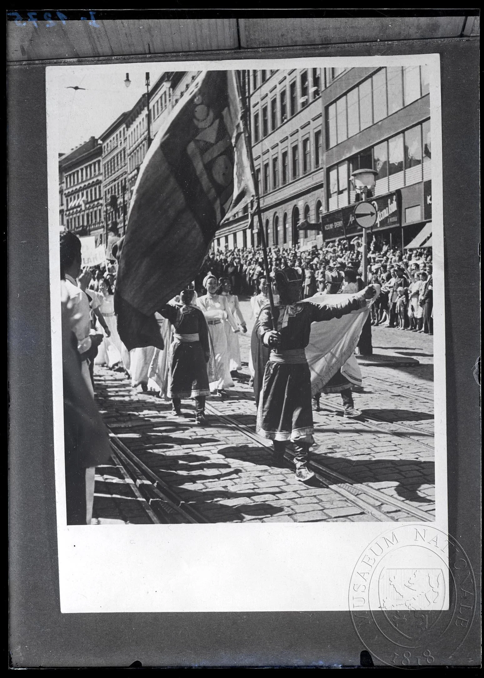 Obrázek Fotografie, pochod mongolské delegace po Václavském náměstí v Praze.
