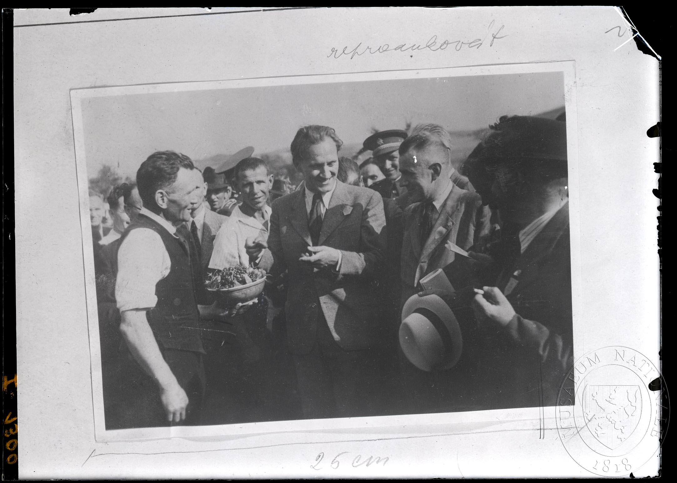 Náhledový obrázek Fotografie, setkání vojáků Československé armády s občany. - 1