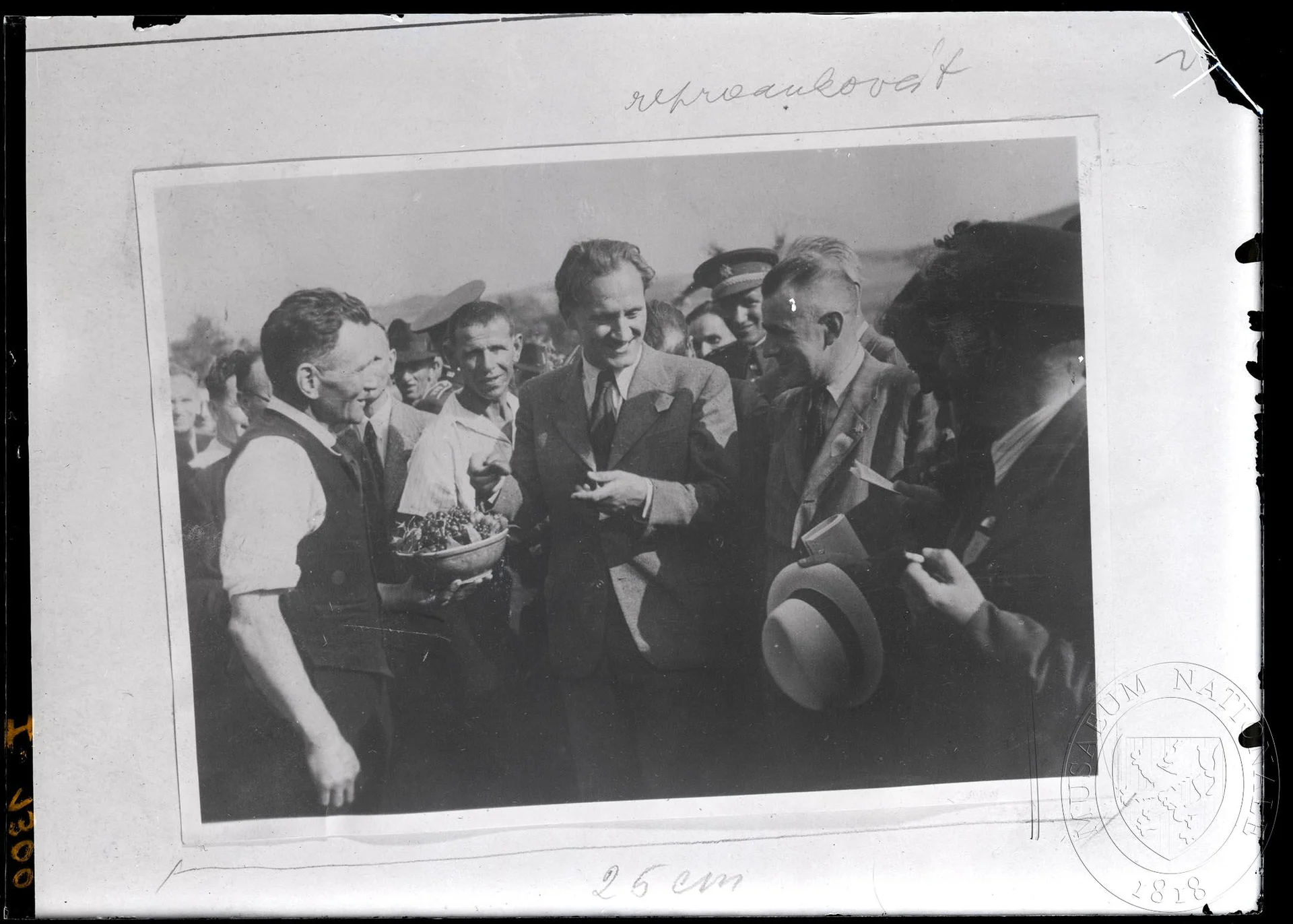 Obrázek Fotografie, setkání vojáků Československé armády s občany.