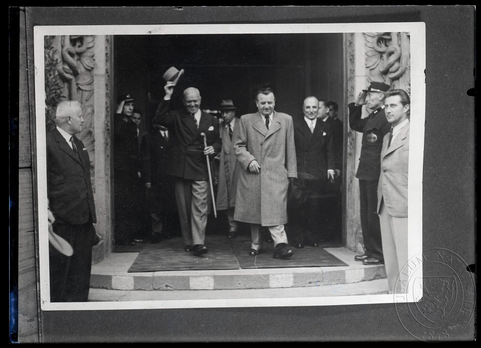 Obrázek Fotografie, Klement Gottwald doprovází zahraniční návštěvu z Anglie (?).