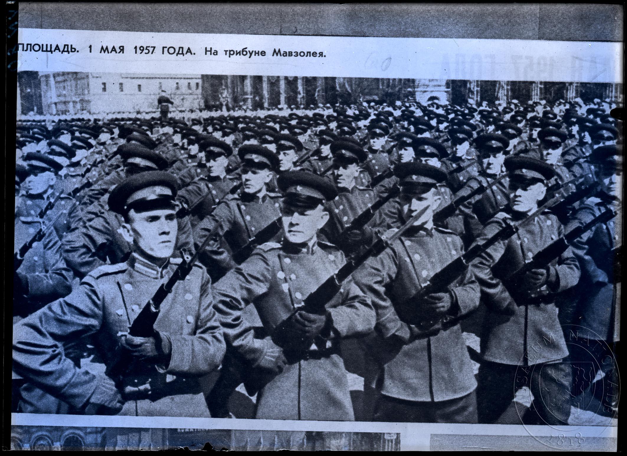 Náhledový obrázek Fotografie, oslavy 1. máje – na tribuně mauzolea - 1