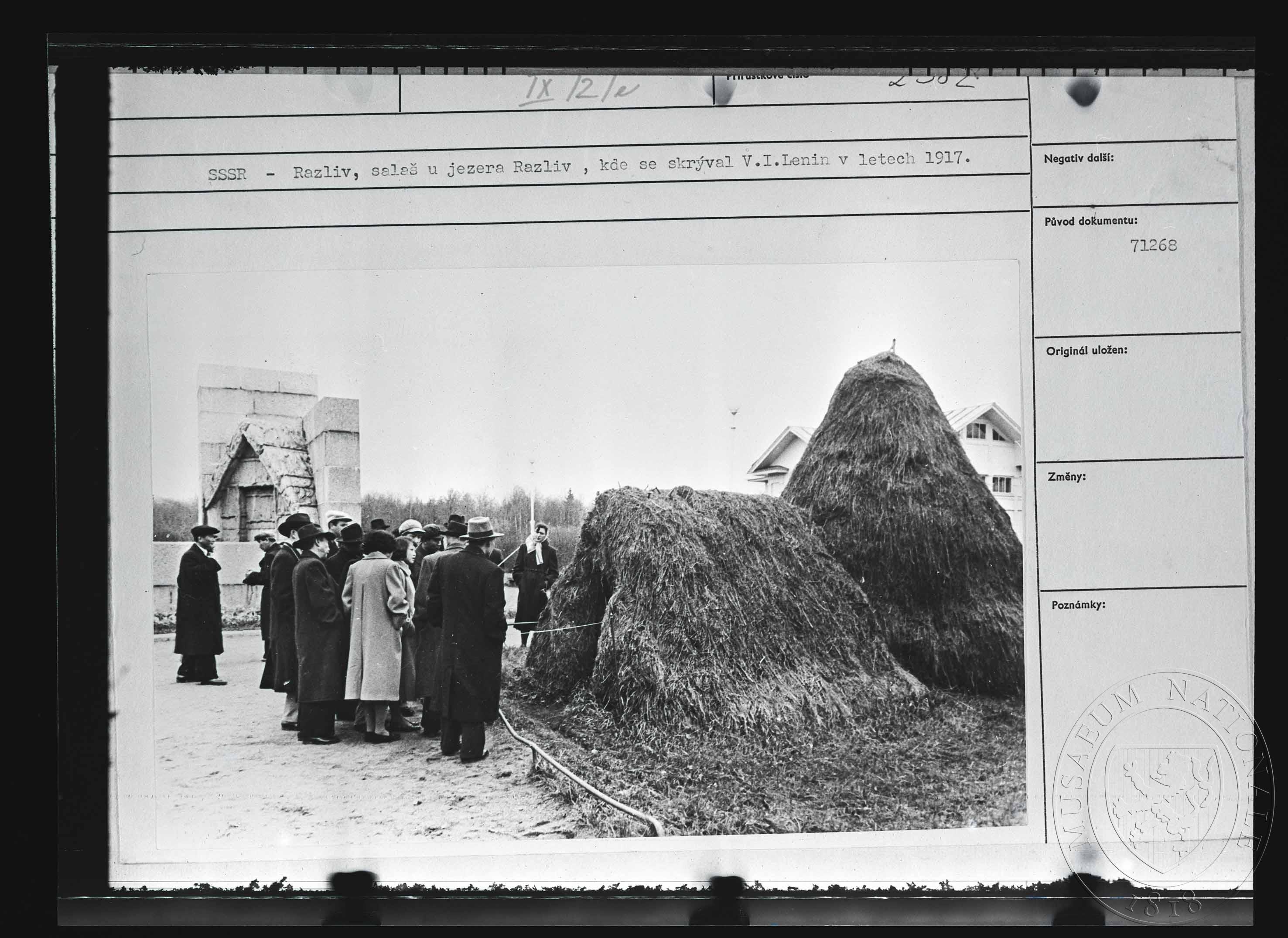 Náhledový obrázek Fotografie, salaš v větví a sena - 1