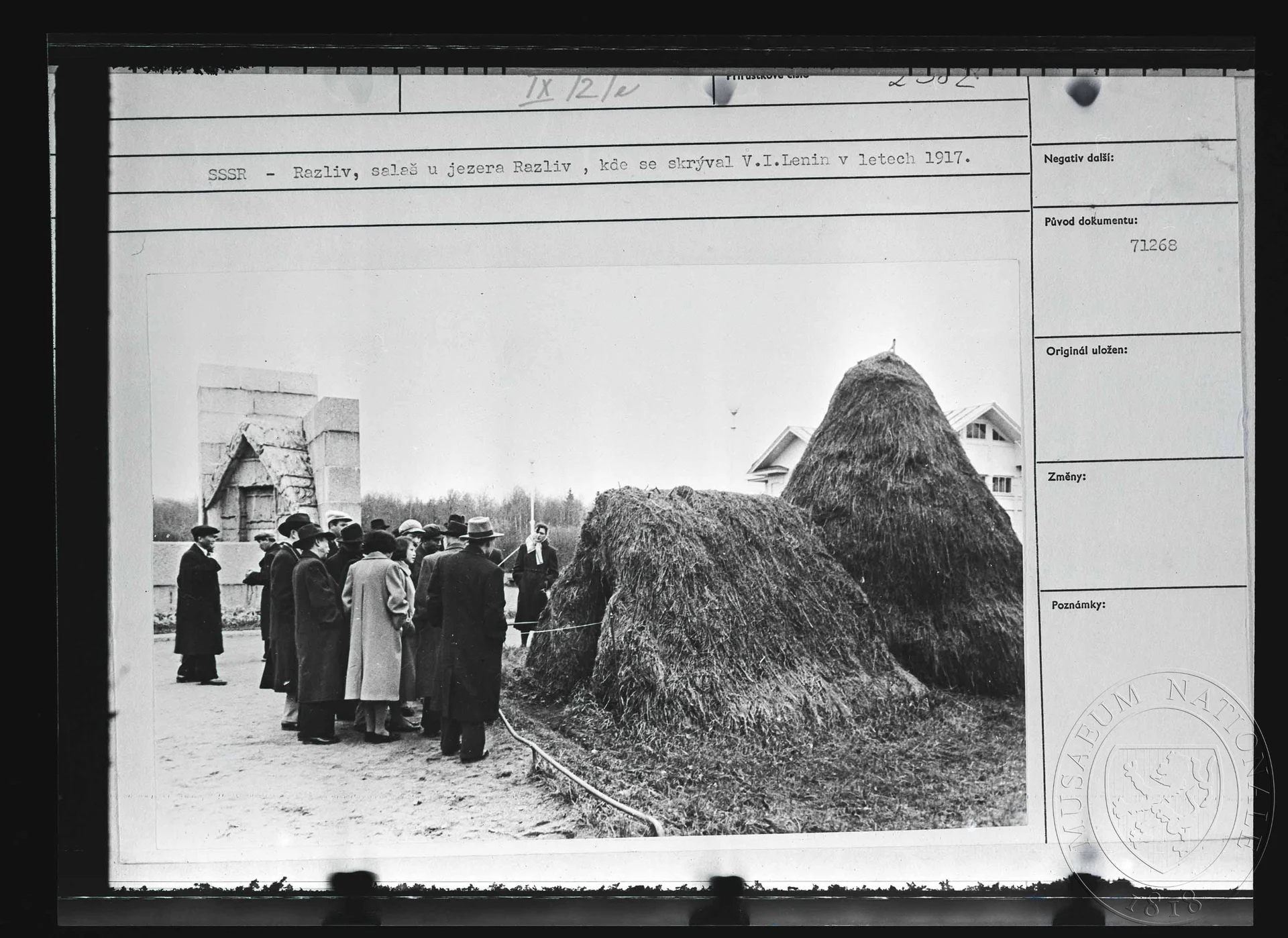 Obrázek Fotografie, salaš v větví a sena