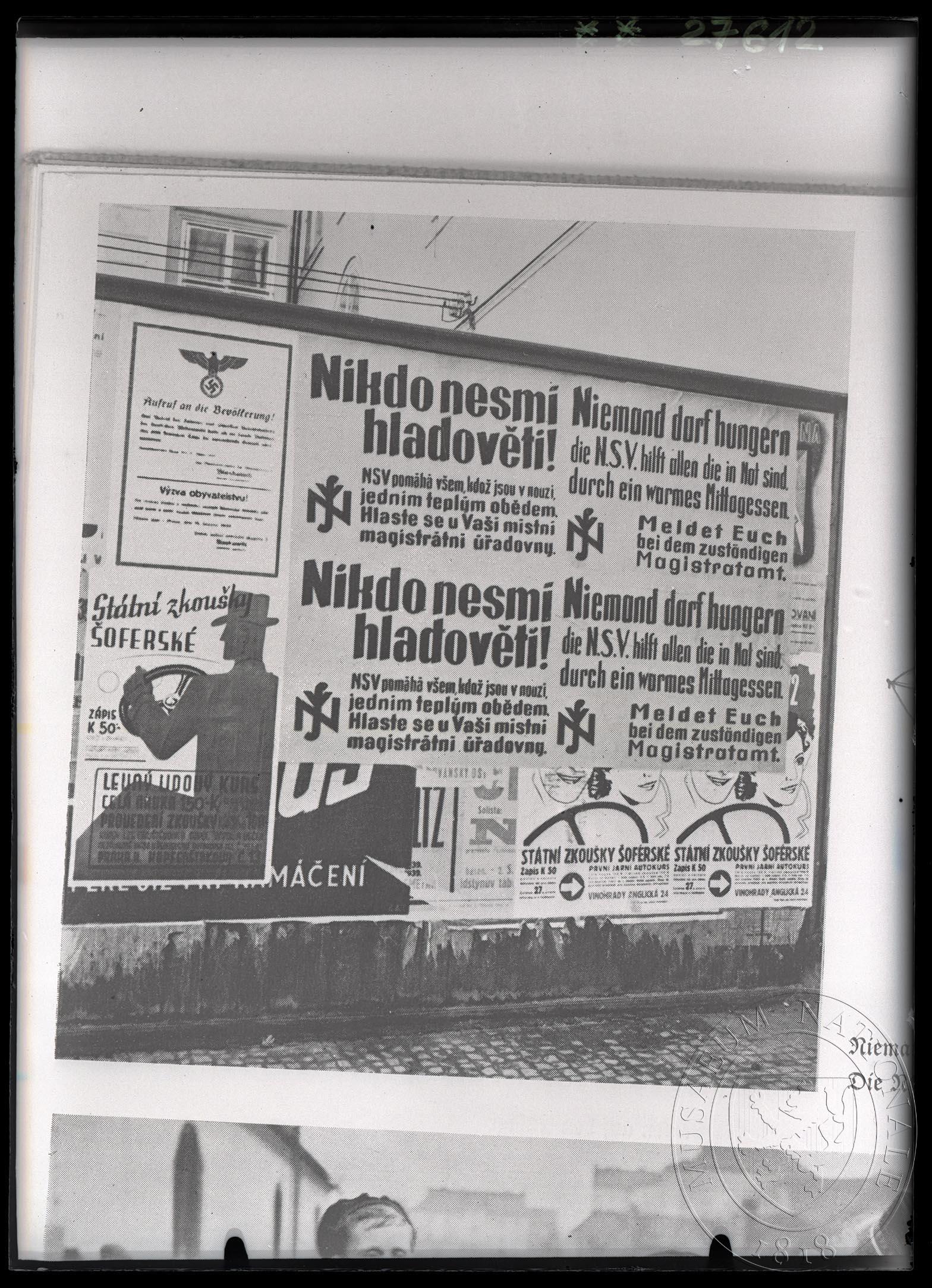 Náhledový obrázek Fotografie, vylepený dvojjazyčný plakát Nikdo nesmí hladověti – Niemand darf hungern. - 1