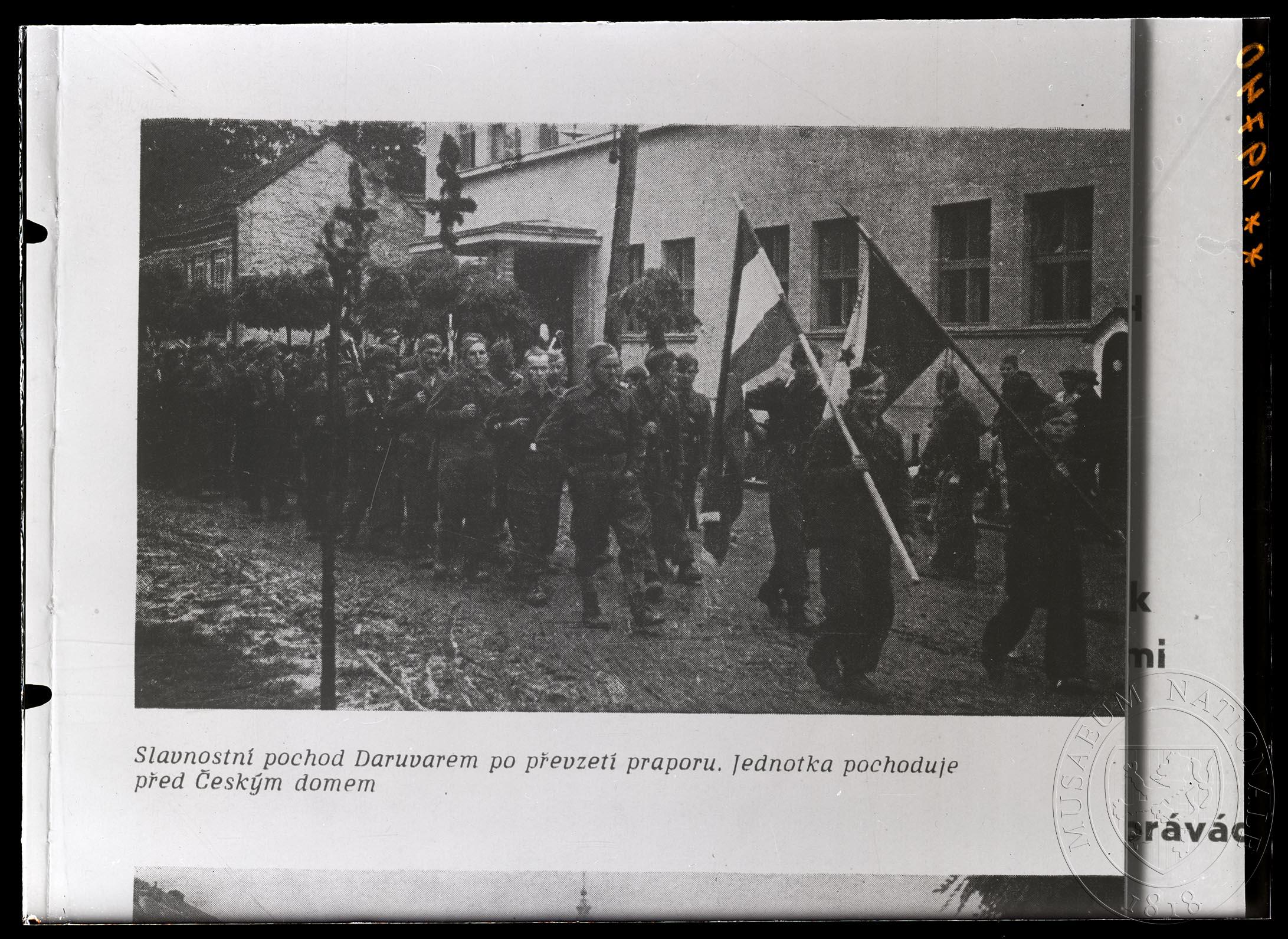 Náhledový obrázek Fotografie, slavnostní pochod Daruvarem po převzetí praporu - 1