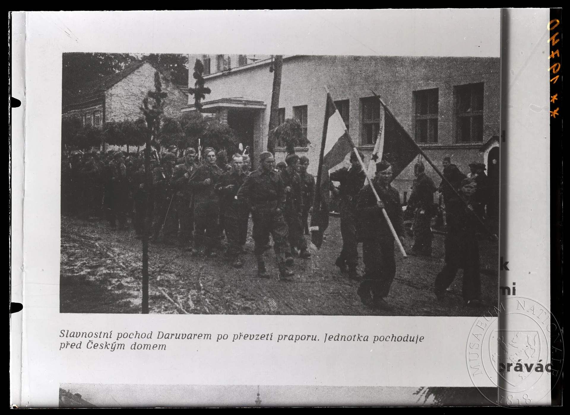 Obrázek Fotografie, slavnostní pochod Daruvarem po převzetí praporu