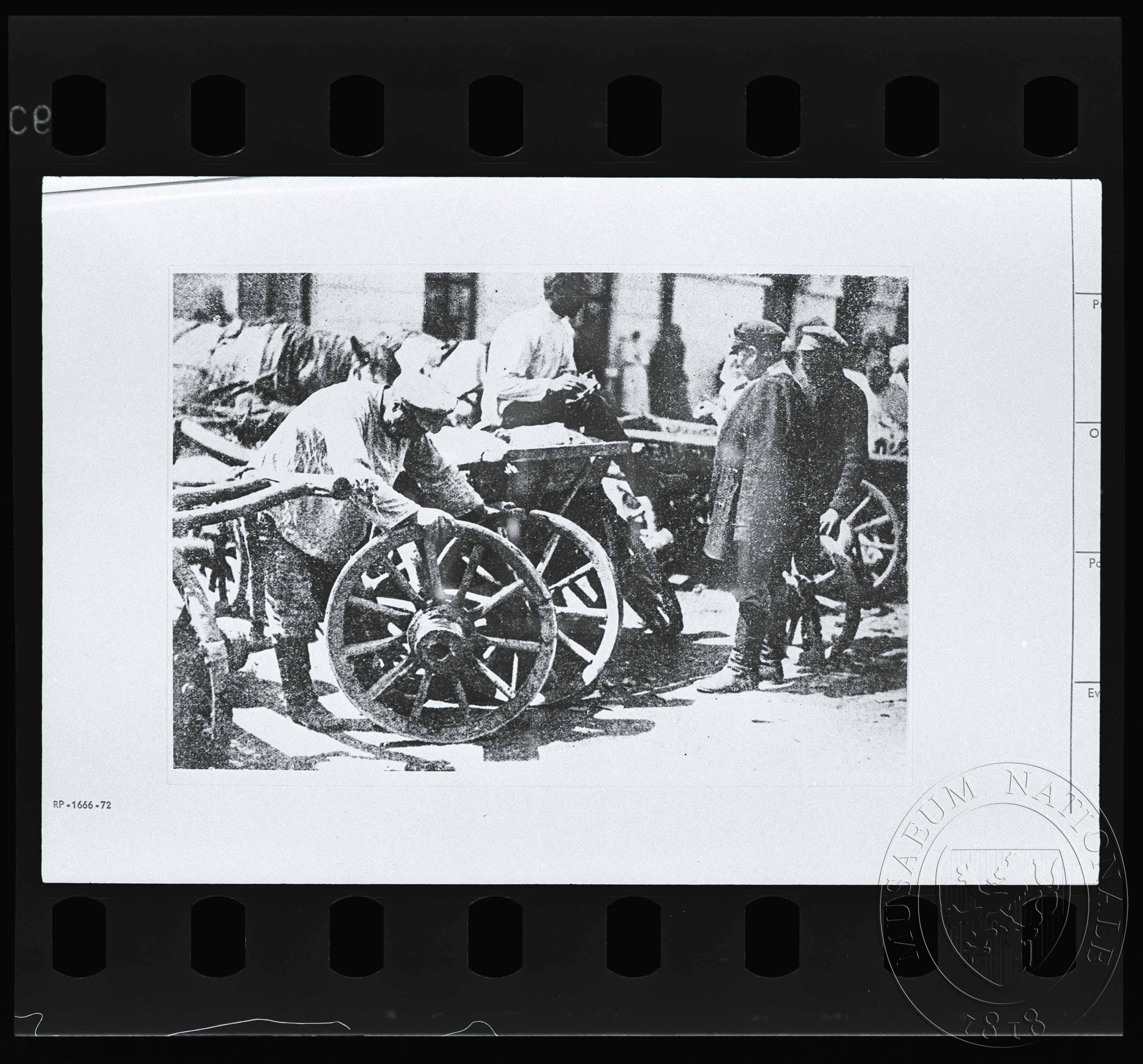 Náhledový obrázek Fotografie, vesničané vyměňují kola u koňských povozů - 1