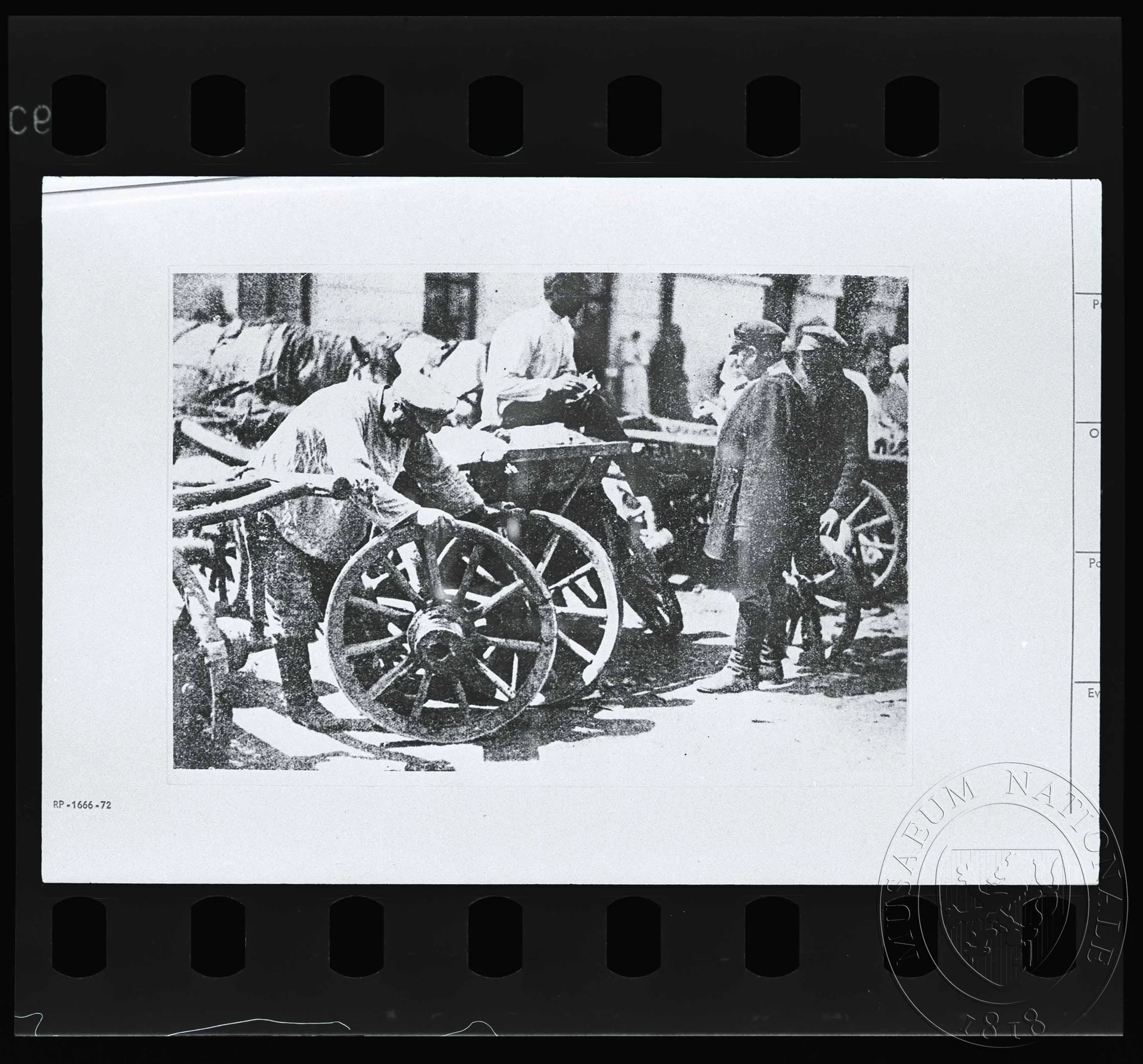 Obrázek Fotografie, vesničané vyměňují kola u koňských povozů