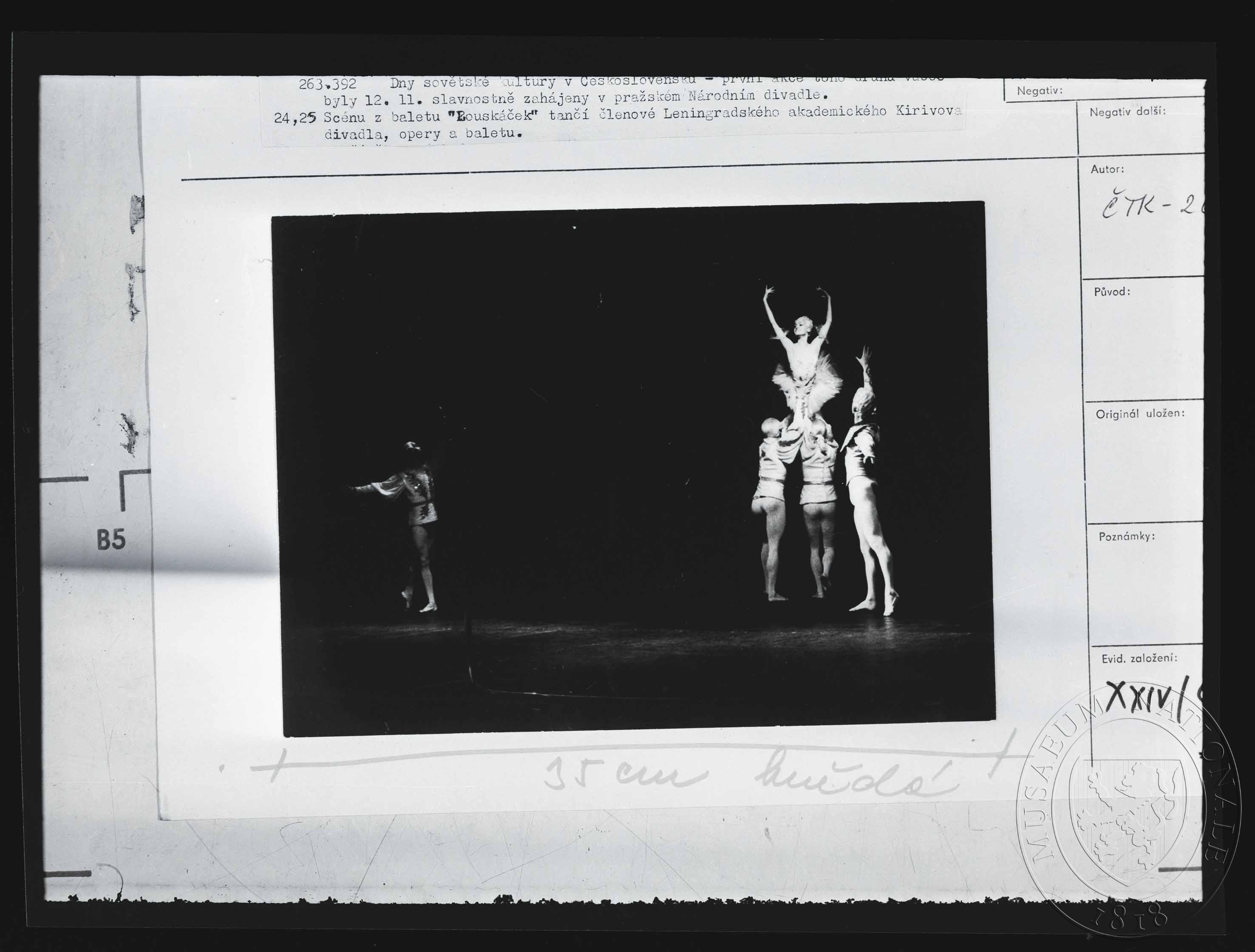 Náhledový obrázek Fotografie, Scéna z baletu Louskáček - 1